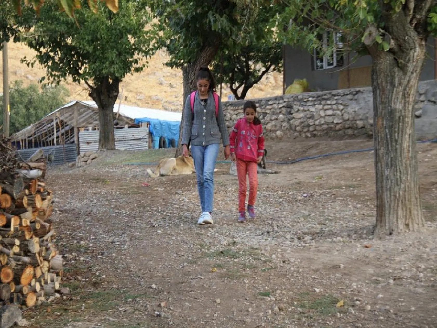 Kız çocuklarını okutmak isteyen baba, taşımalı eğitim engelini aşamadı