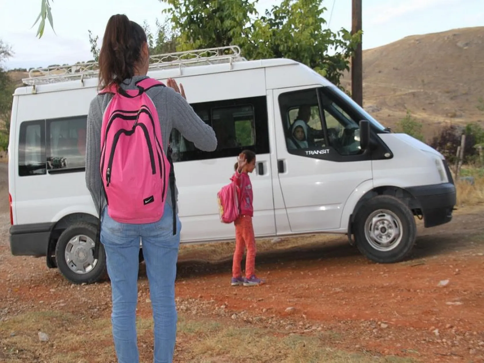 Kız çocuklarını okutmak isteyen baba, taşımalı eğitim engelini aşamadı