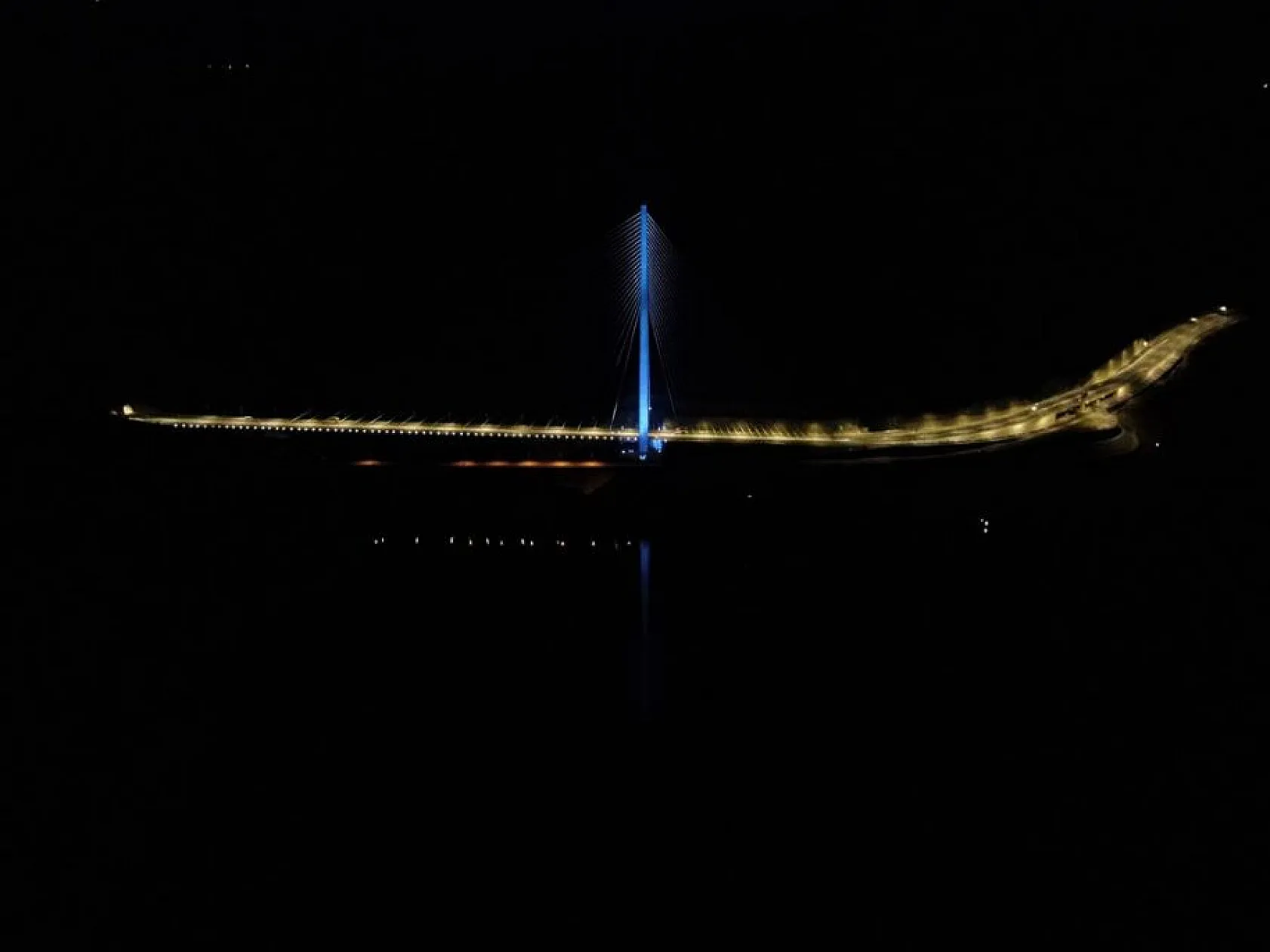 Kömürhan Köprüsü rengarenk ışıklandırmasıyla görsel şölen sunuyor