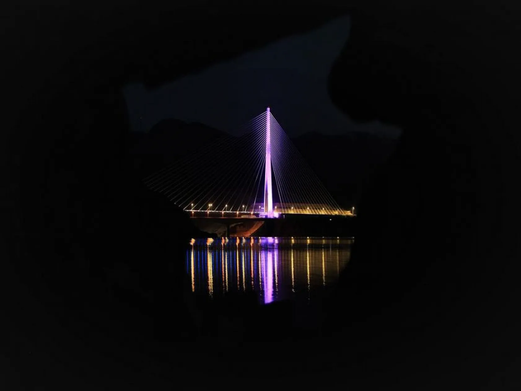 Kömürhan Köprüsü rengarenk ışıklandırmasıyla görsel şölen sunuyor