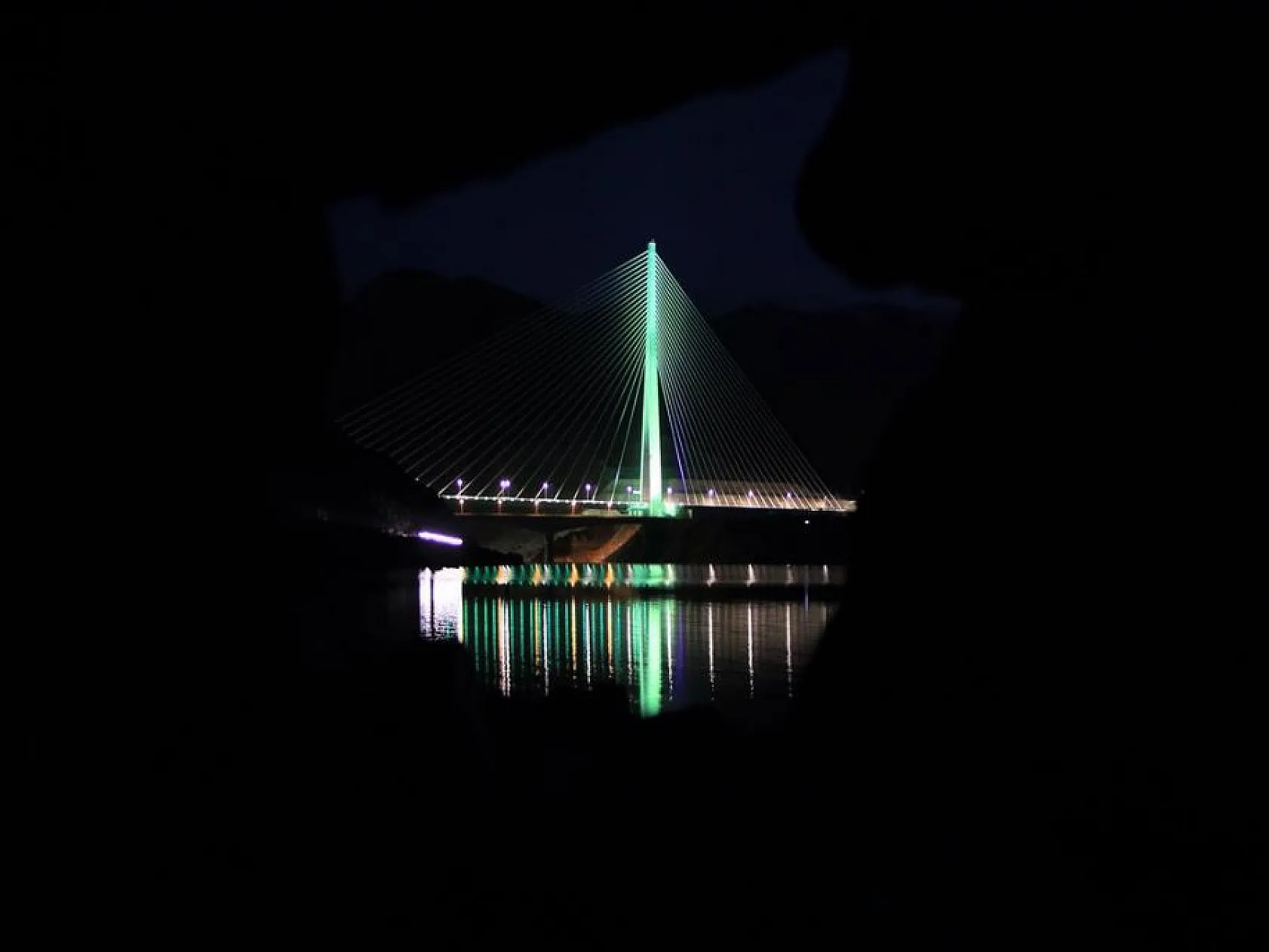 Kömürhan Köprüsü rengarenk ışıklandırmasıyla görsel şölen sunuyor