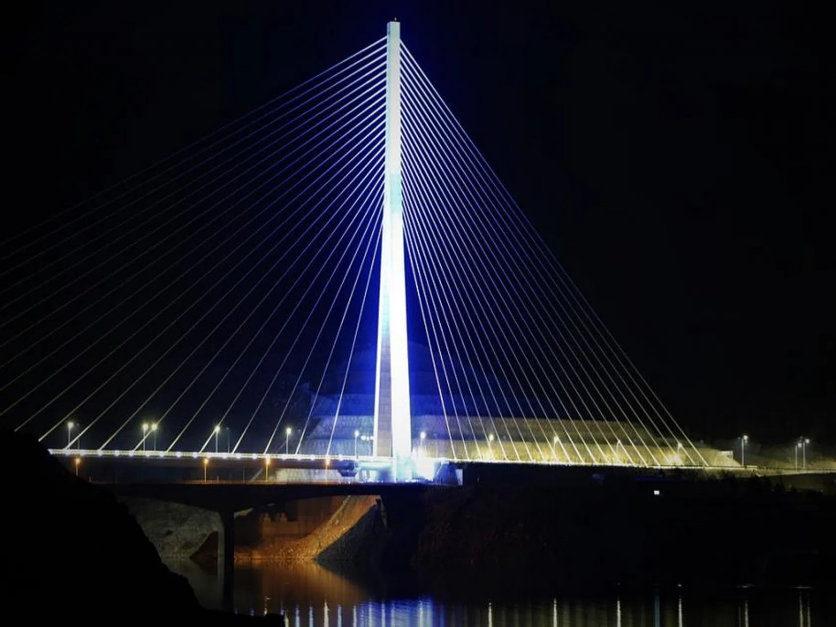 Kömürhan Köprüsü rengarenk ışıklandırmasıyla görsel şölen sunuyor