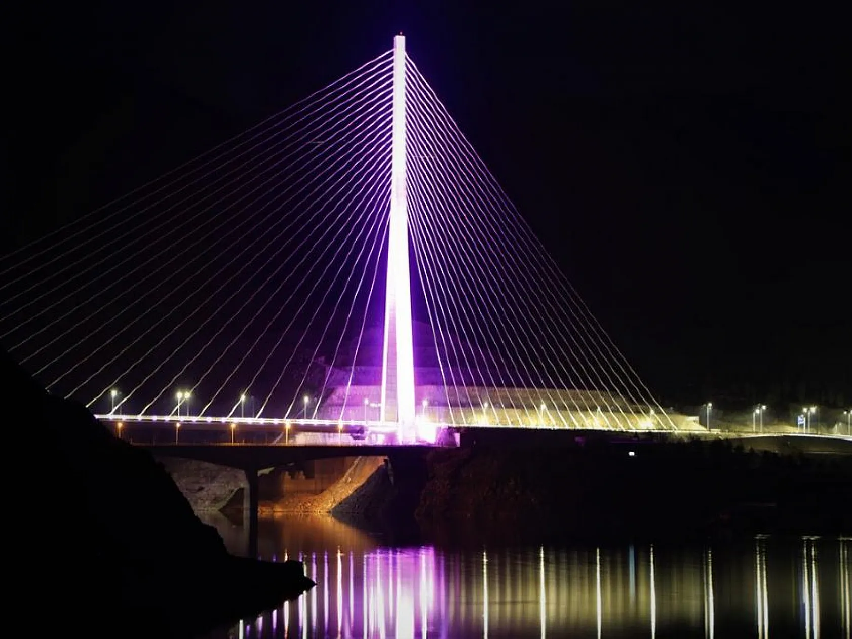 Kömürhan Köprüsü rengarenk ışıklandırmasıyla görsel şölen sunuyor