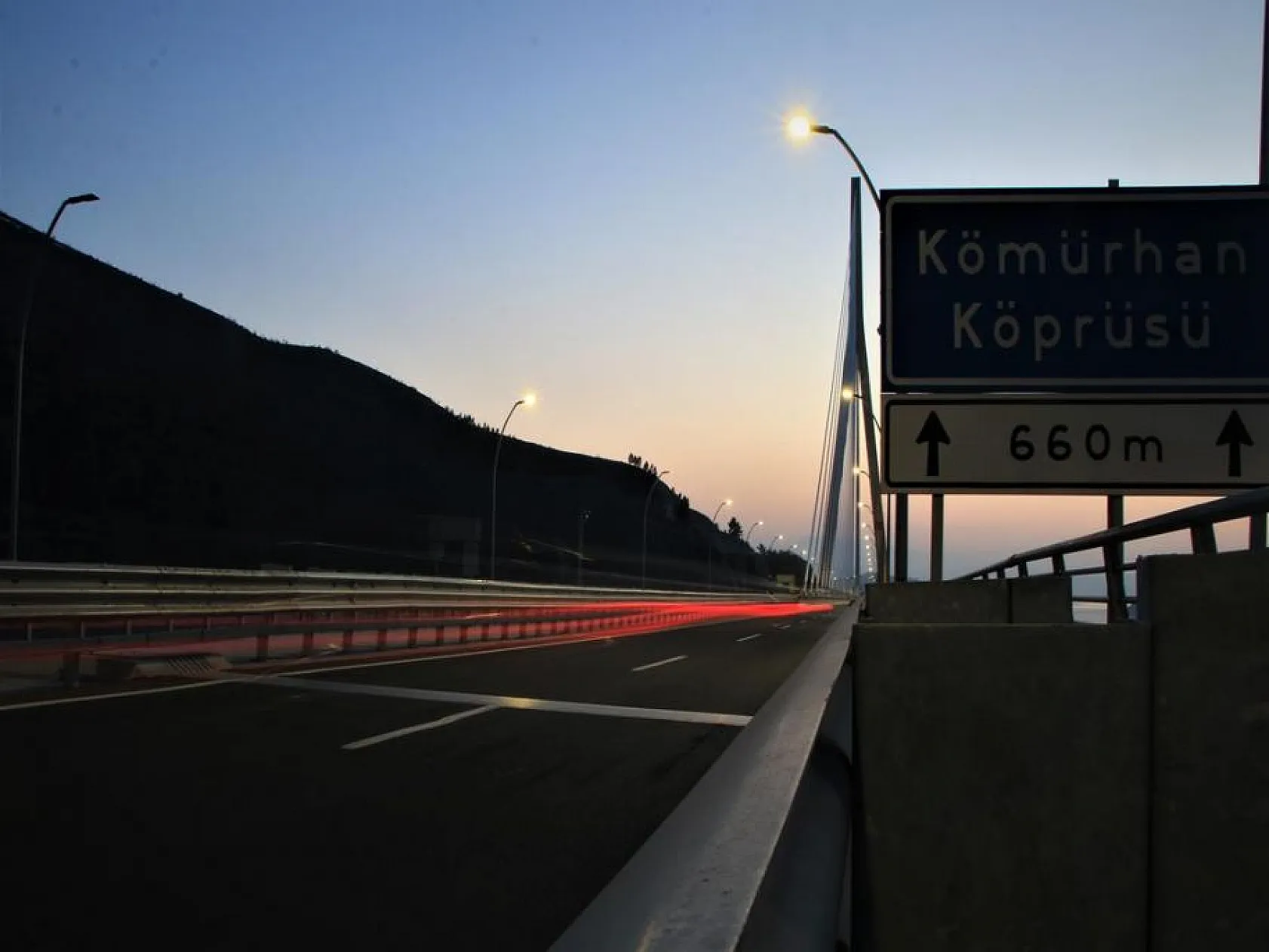 Kömürhan Köprüsü rengarenk ışıklandırmasıyla görsel şölen sunuyor