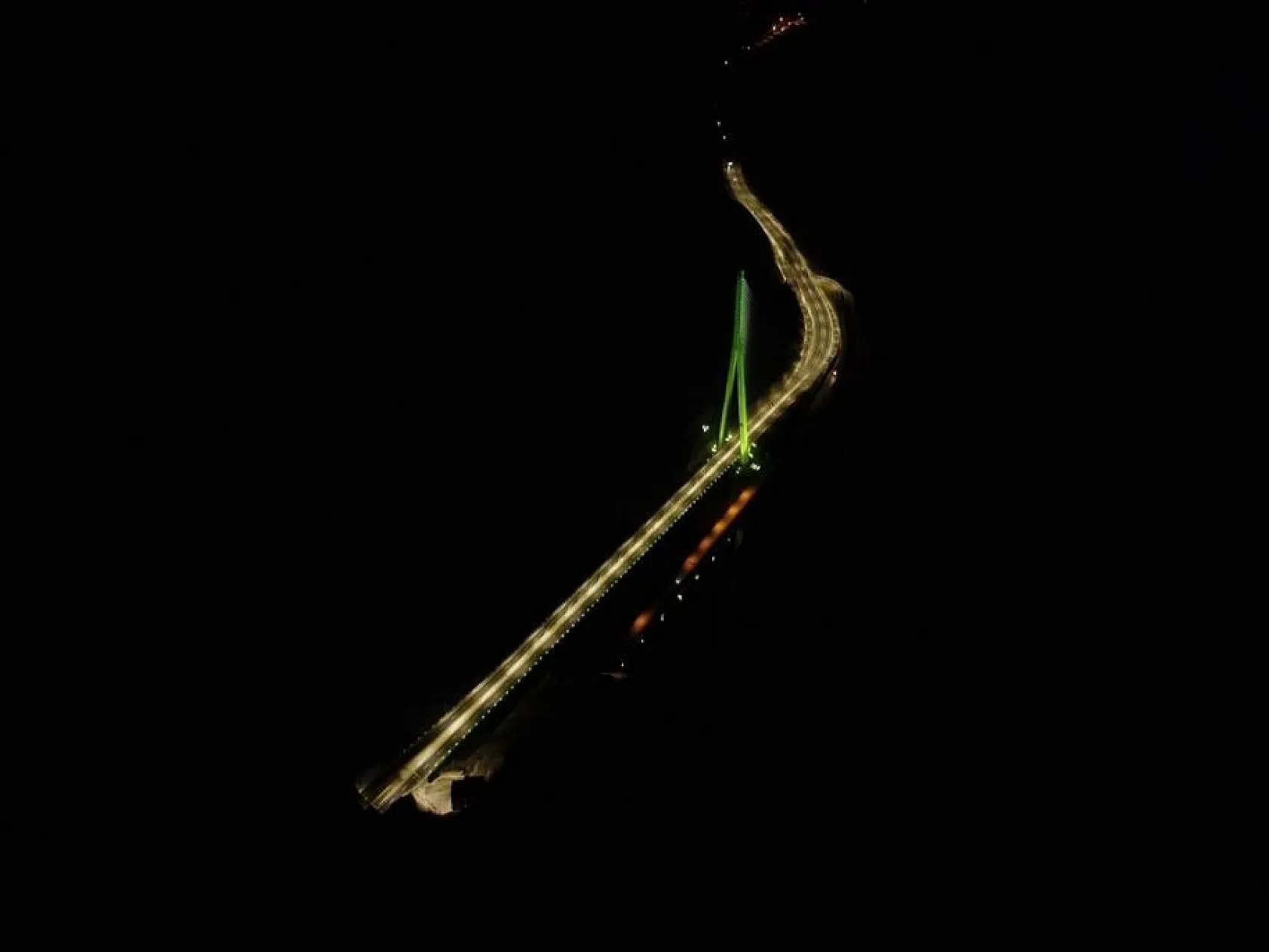 Kömürhan Köprüsü rengarenk ışıklandırmasıyla görsel şölen sunuyor