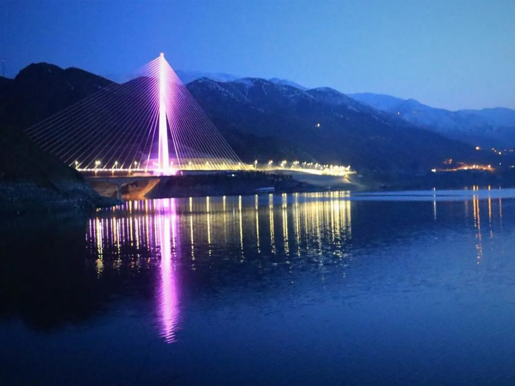 Kömürhan Köprüsü rengarenk ışıklandırmasıyla görsel şölen sunuyor