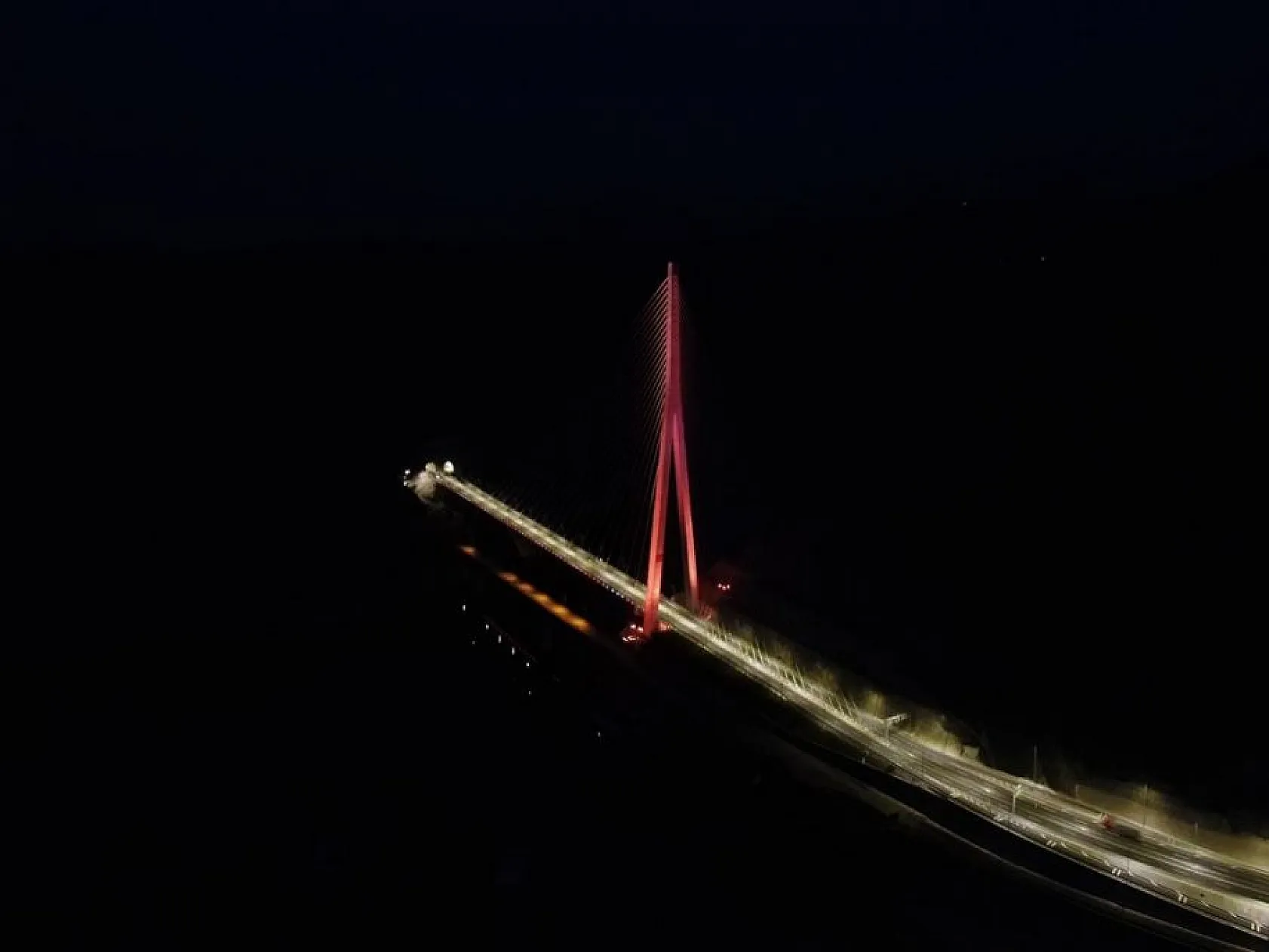 Kömürhan Köprüsü rengarenk ışıklandırmasıyla görsel şölen sunuyor