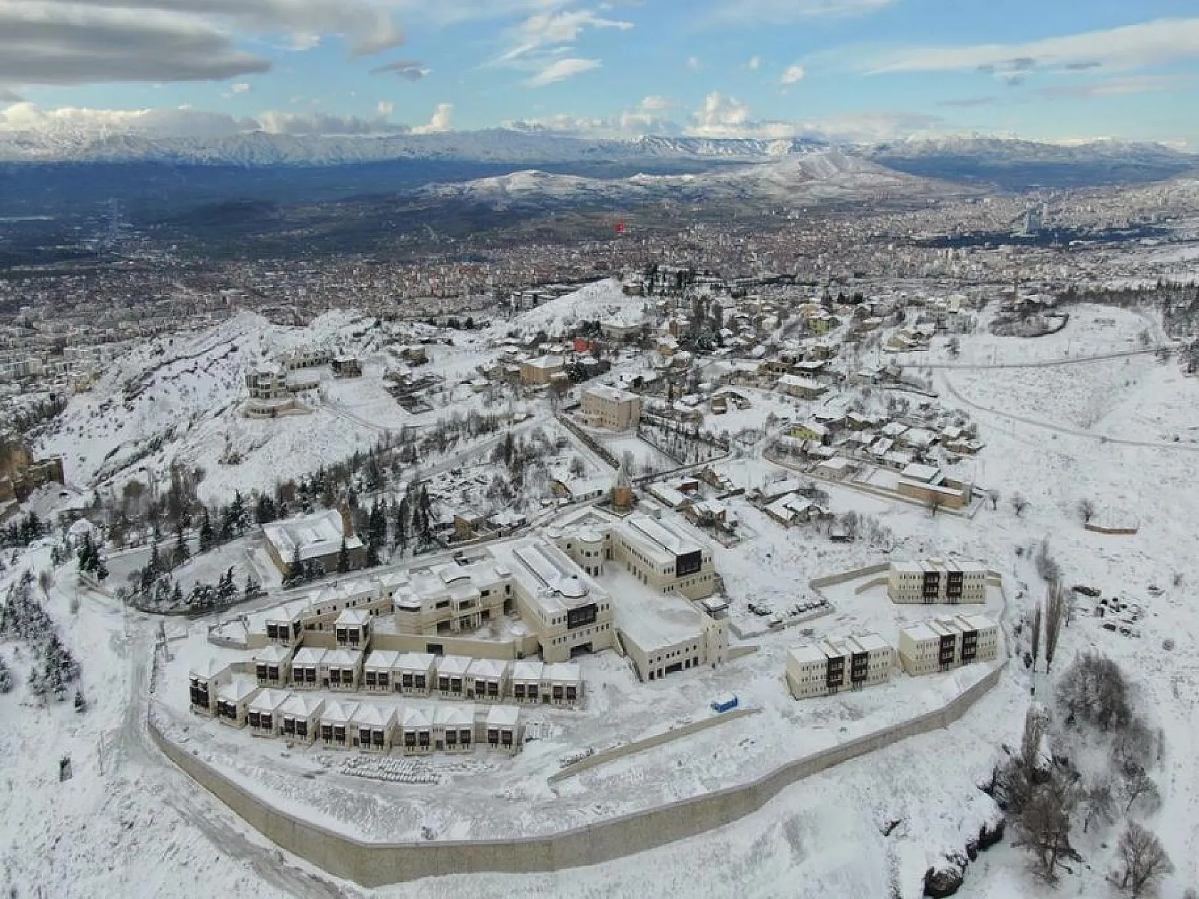 Medeniyetlerin beşiği Harput tekrar beyaza büründü