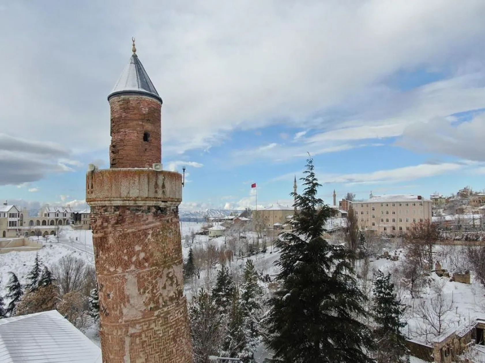 Medeniyetlerin beşiği Harput tekrar beyaza büründü