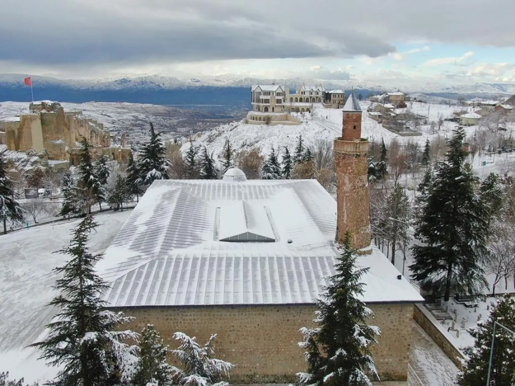Medeniyetlerin beşiği Harput tekrar beyaza büründü