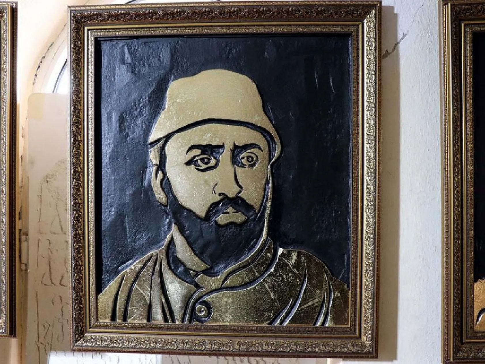 36 Osmanlı padişahının resmini varak sanatıyla ahşaba resmetti