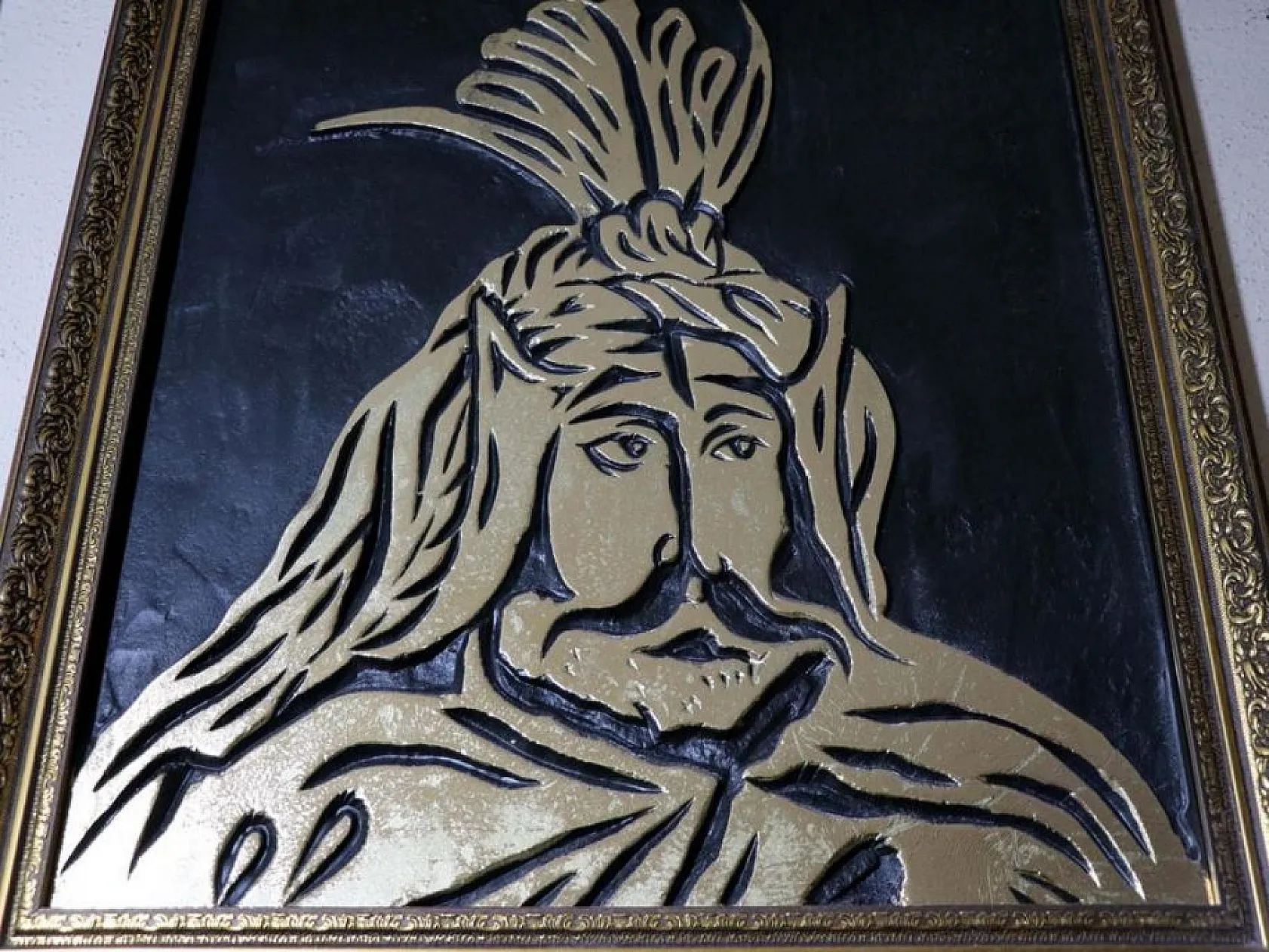 36 Osmanlı padişahının resmini varak sanatıyla ahşaba resmetti