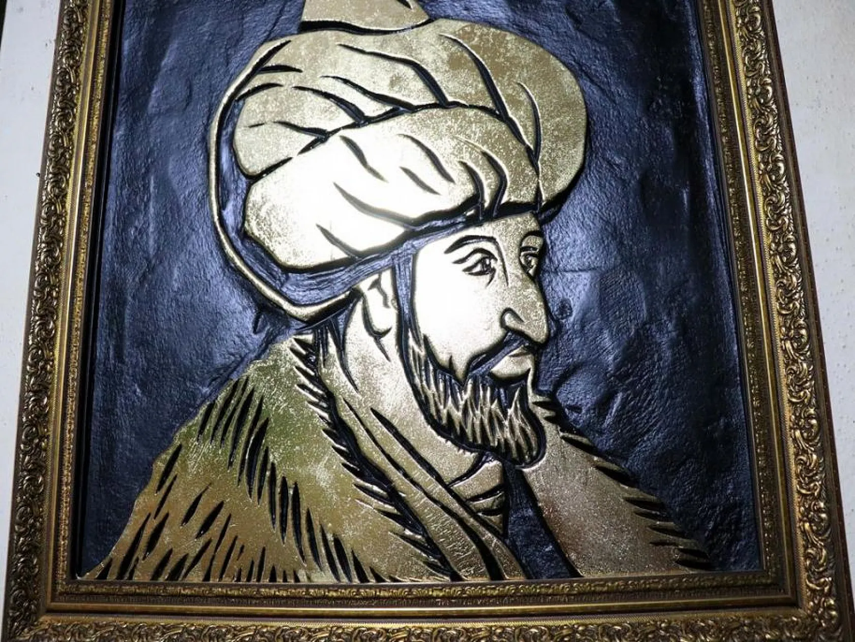 36 Osmanlı padişahının resmini varak sanatıyla ahşaba resmetti