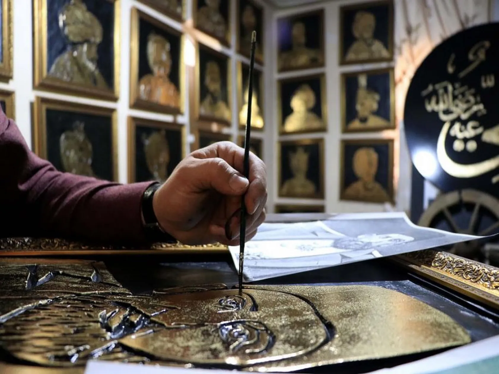 36 Osmanlı padişahının resmini varak sanatıyla ahşaba resmetti