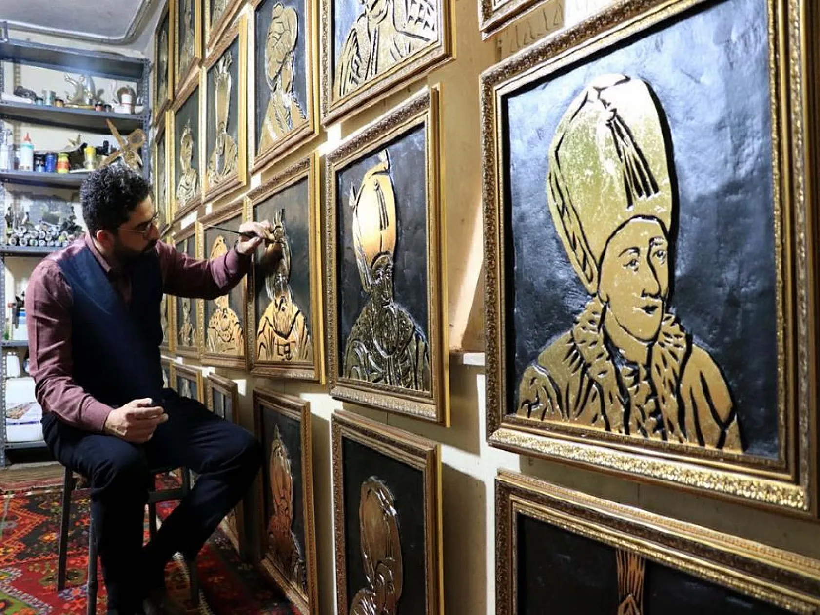 36 Osmanlı padişahının resmini varak sanatıyla ahşaba resmetti