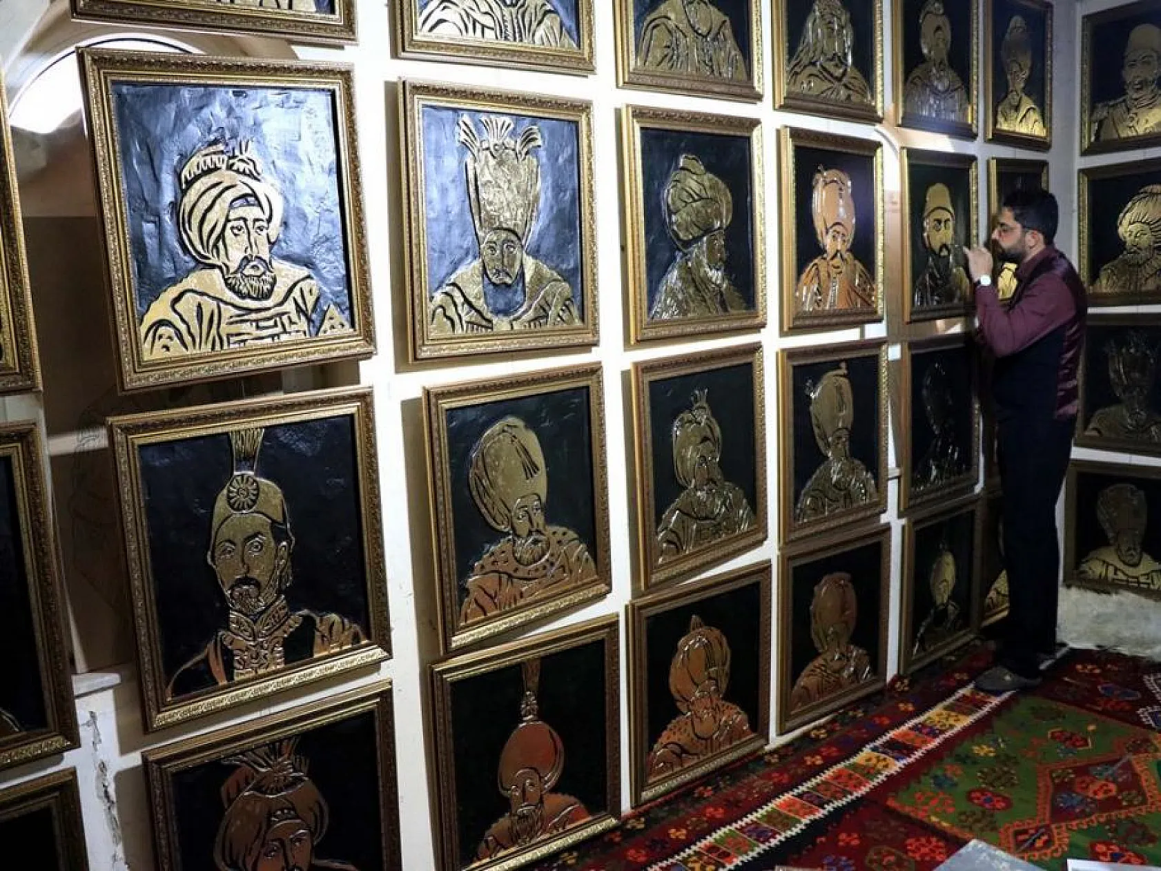 36 Osmanlı padişahının resmini varak sanatıyla ahşaba resmetti