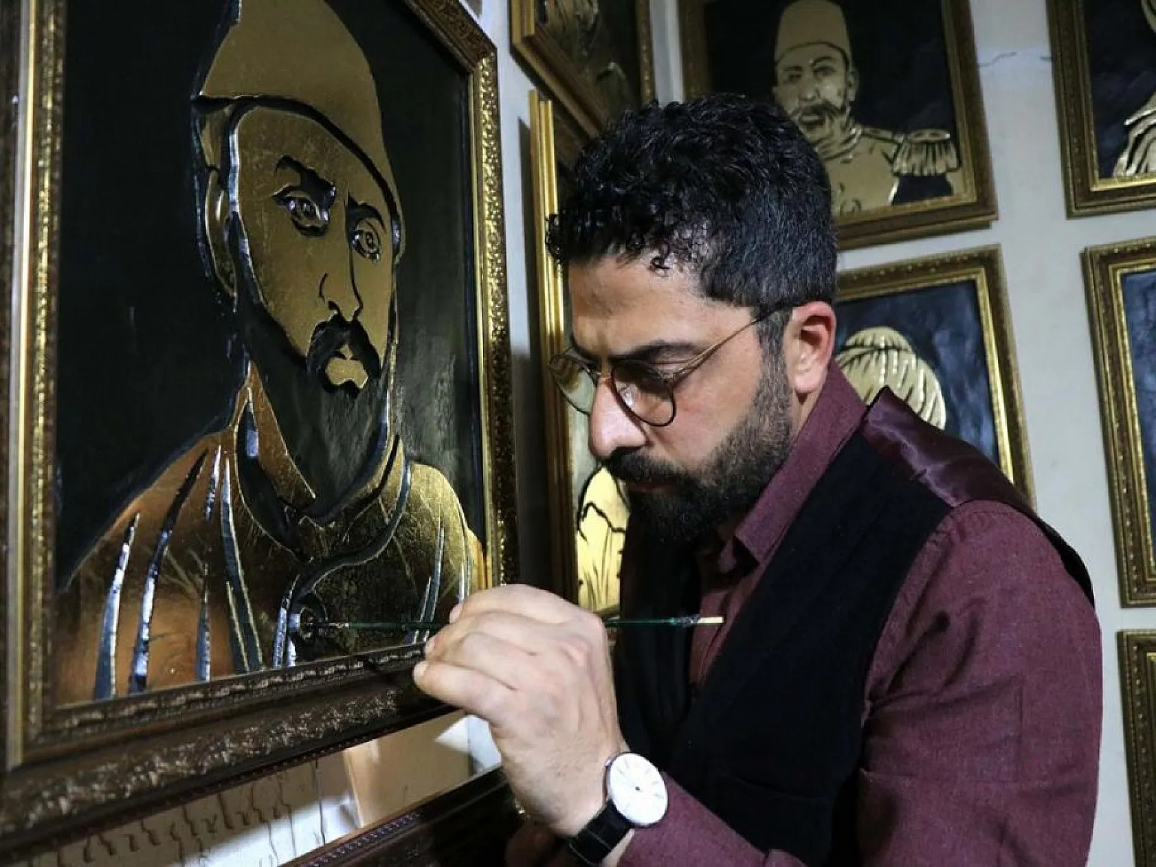 36 Osmanlı padişahının resmini varak sanatıyla ahşaba resmetti