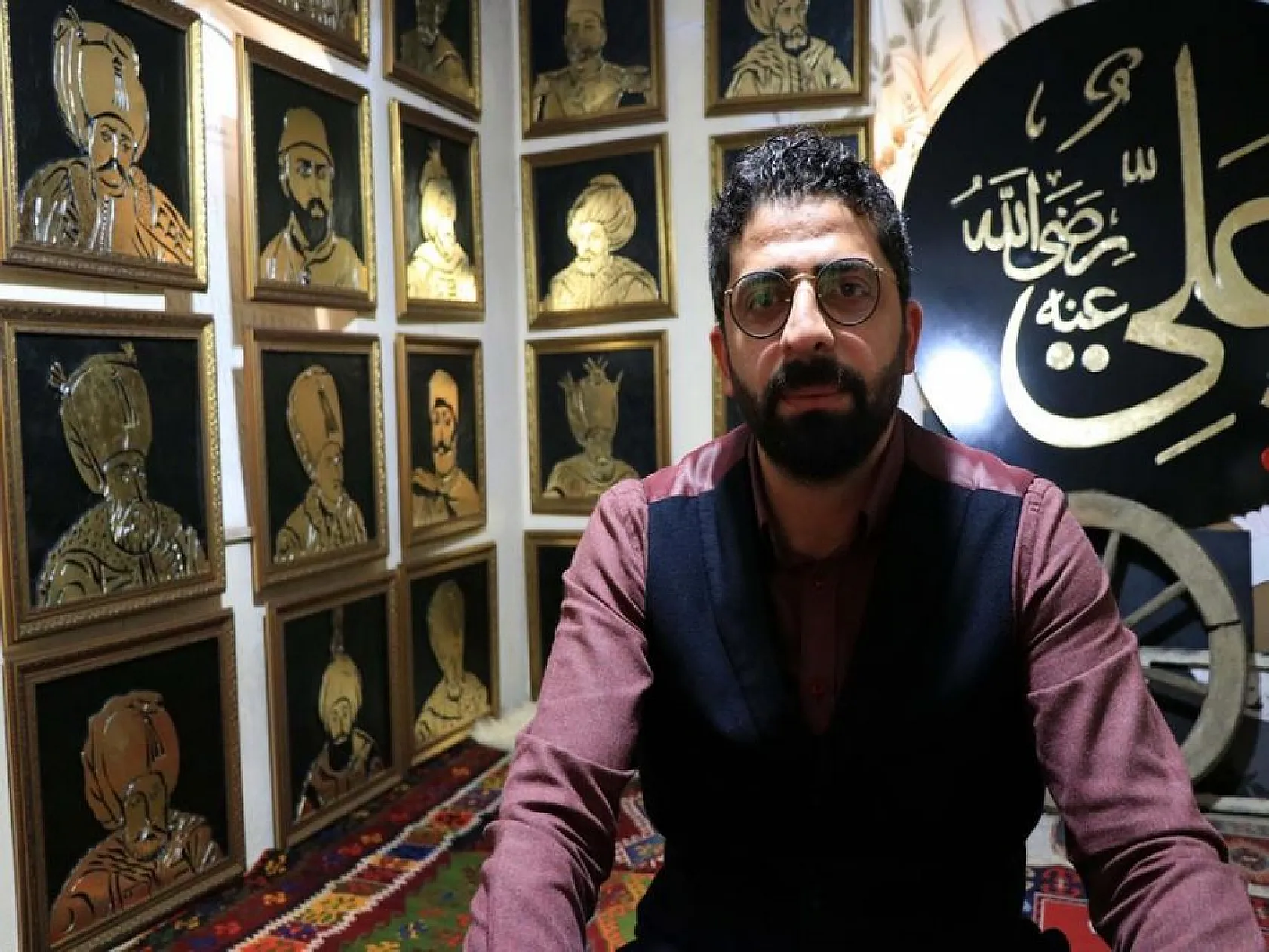 36 Osmanlı padişahının resmini varak sanatıyla ahşaba resmetti