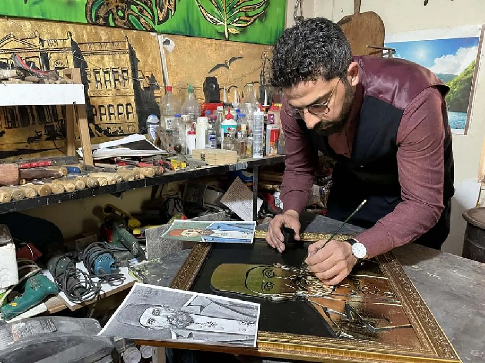 36 Osmanlı padişahının resmini varak sanatıyla ahşaba resmetti