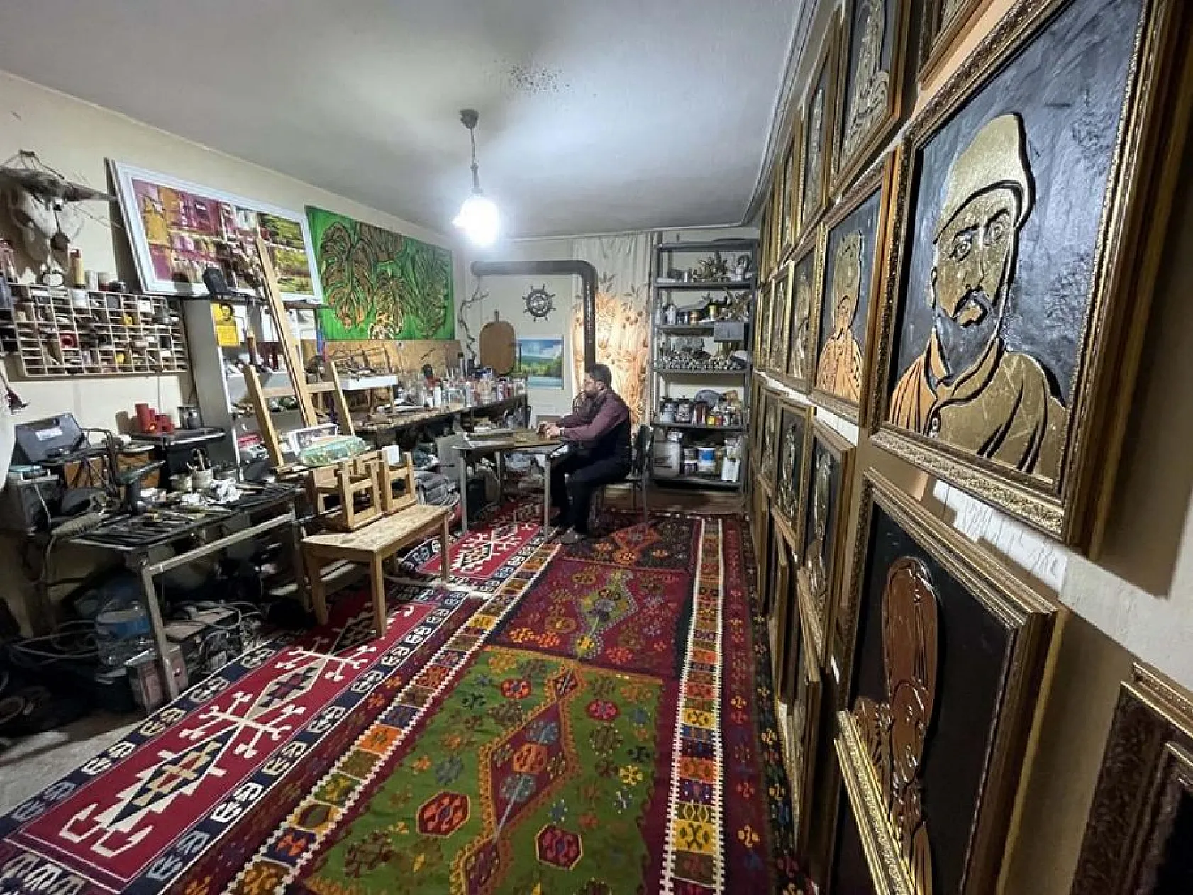 36 Osmanlı padişahının resmini varak sanatıyla ahşaba resmetti