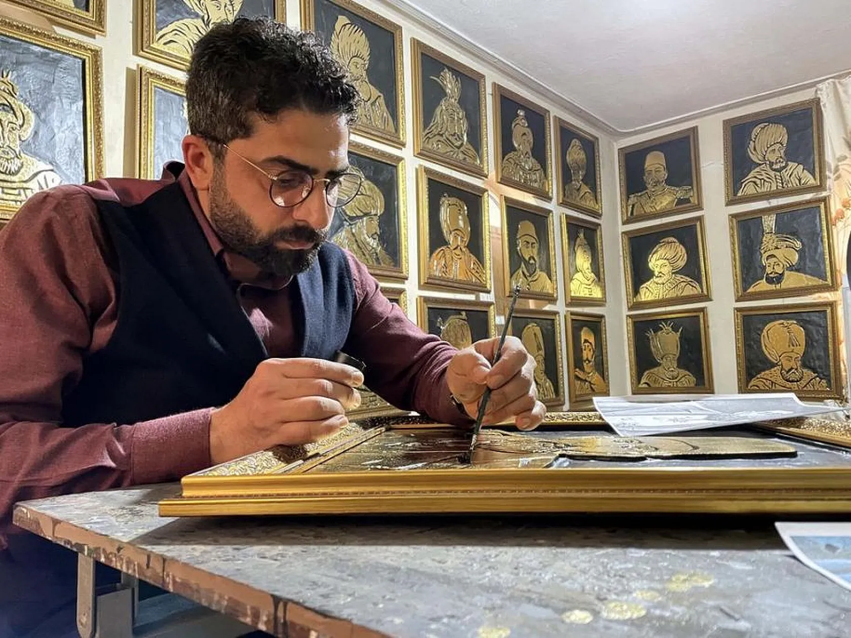 36 Osmanlı padişahının resmini varak sanatıyla ahşaba resmetti