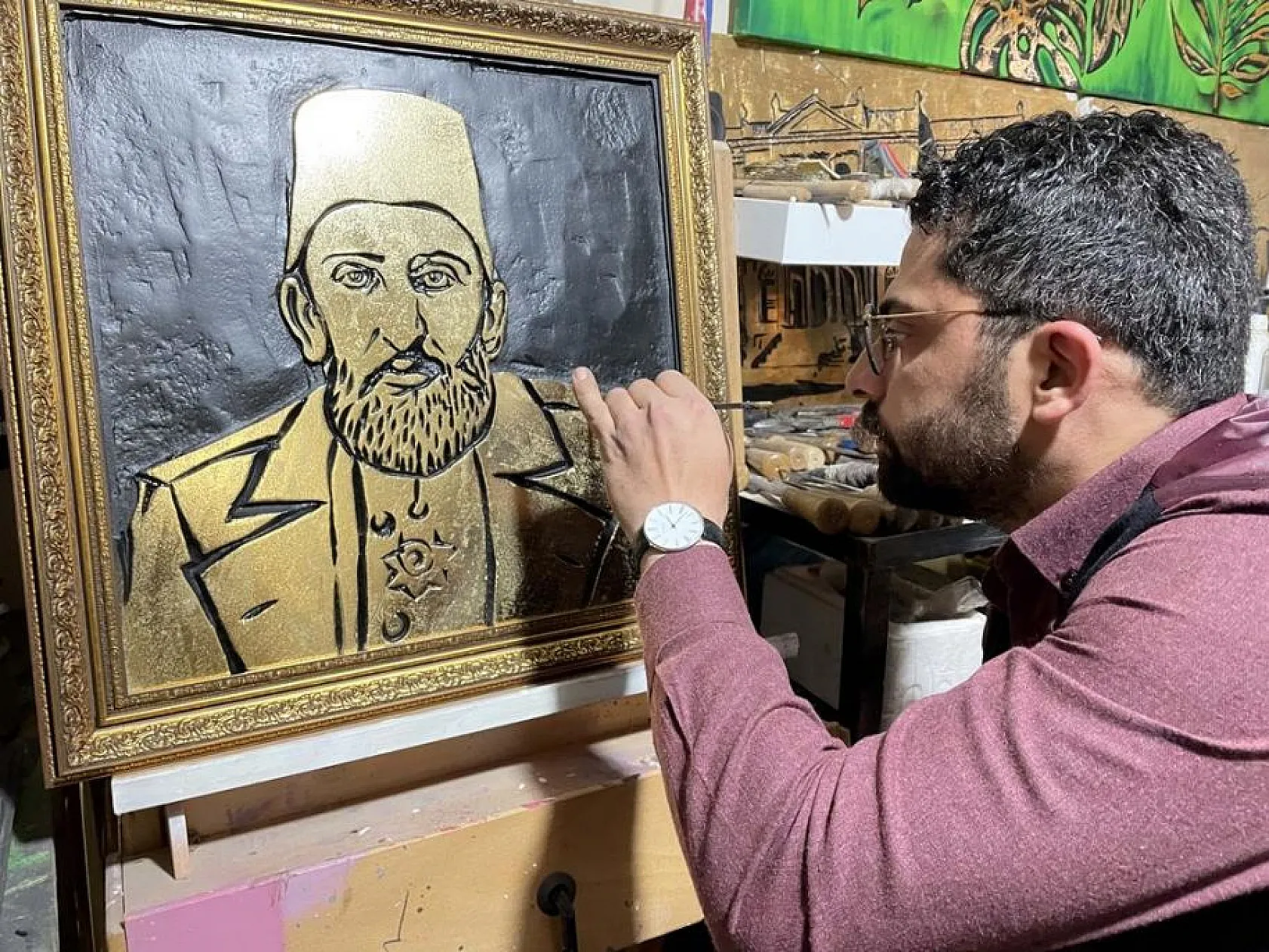 36 Osmanlı padişahının resmini varak sanatıyla ahşaba resmetti