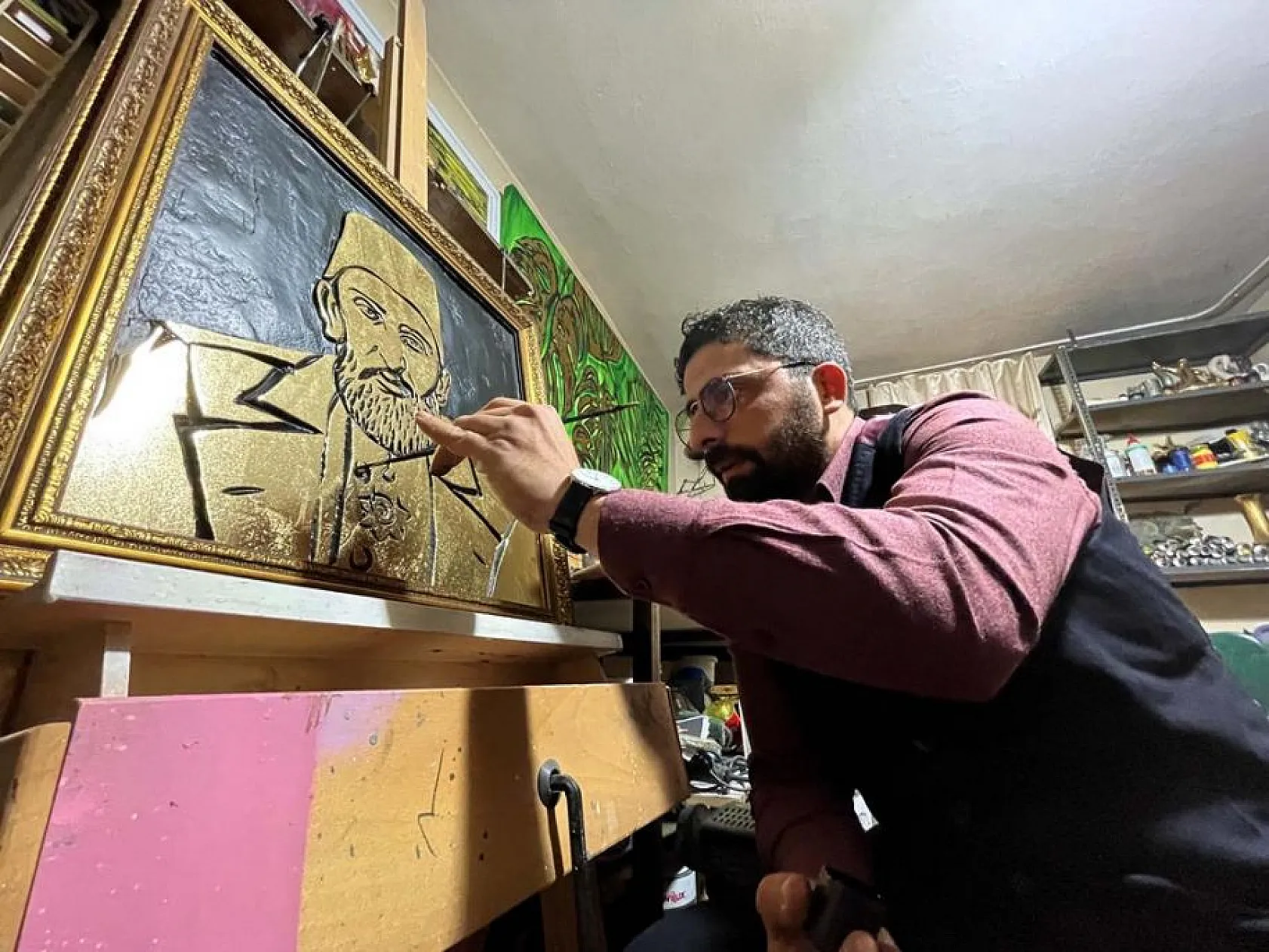 36 Osmanlı padişahının resmini varak sanatıyla ahşaba resmetti