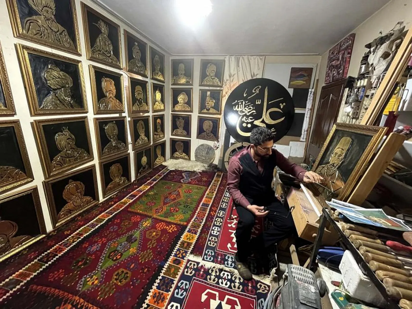 36 Osmanlı padişahının resmini varak sanatıyla ahşaba resmetti