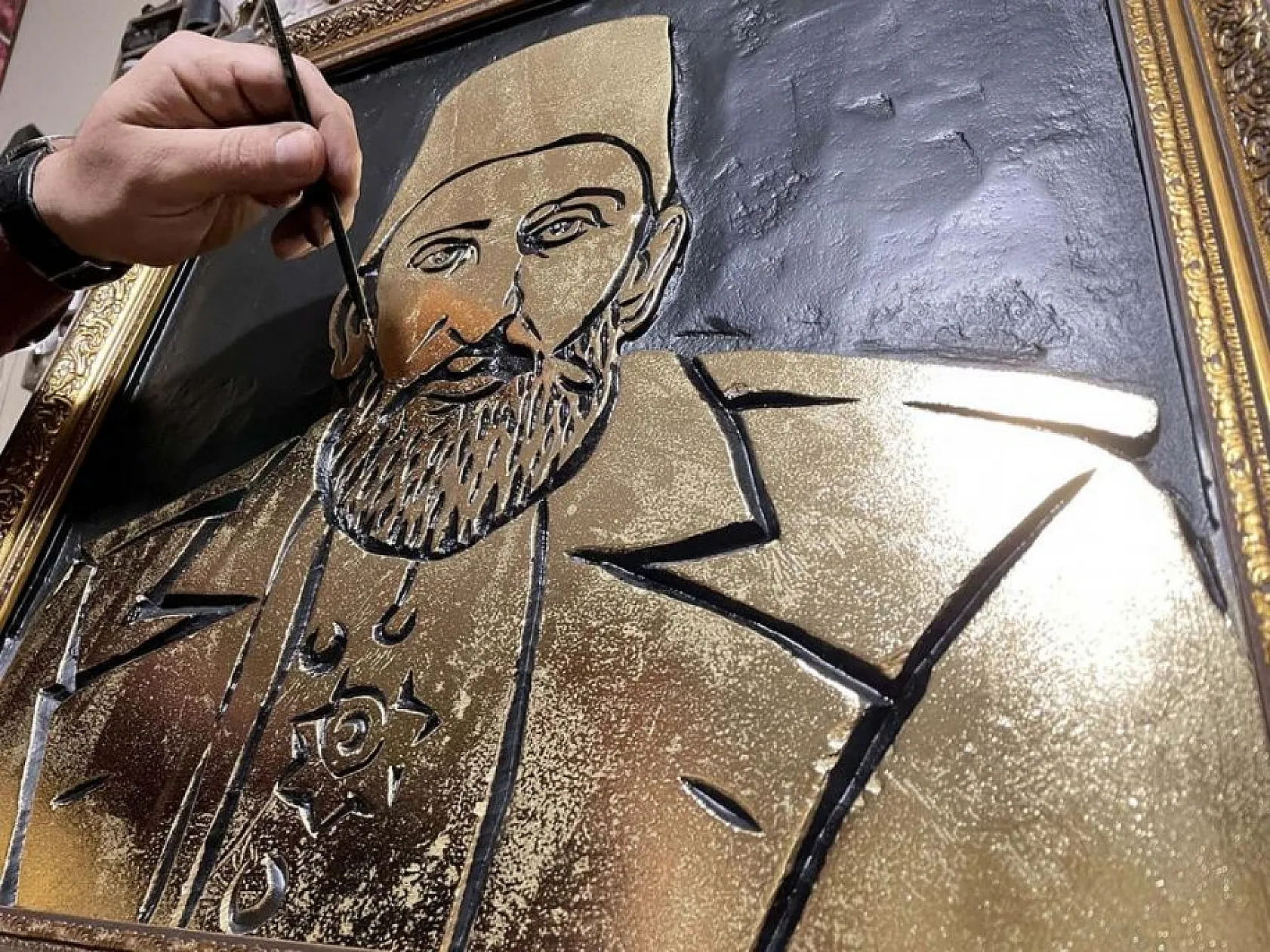 36 Osmanlı padişahının resmini varak sanatıyla ahşaba resmetti