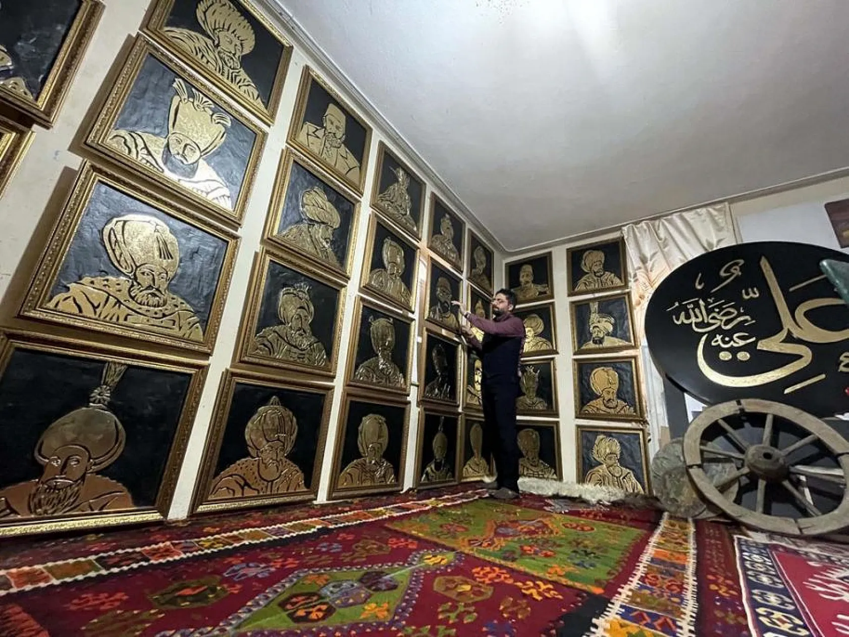 36 Osmanlı padişahının resmini varak sanatıyla ahşaba resmetti