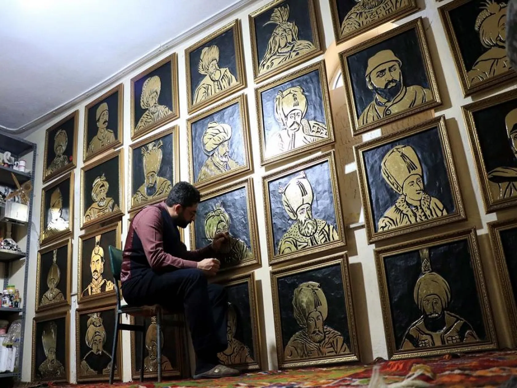 36 Osmanlı padişahının resmini varak sanatıyla ahşaba resmetti