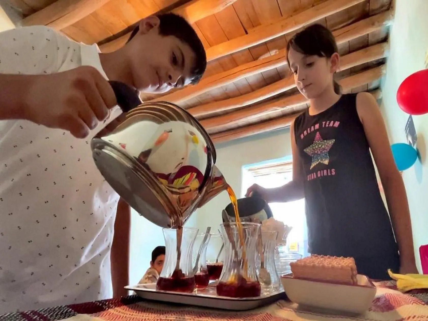 77 yaşındaki Keban'lı Saniye nineden örnek davranış!