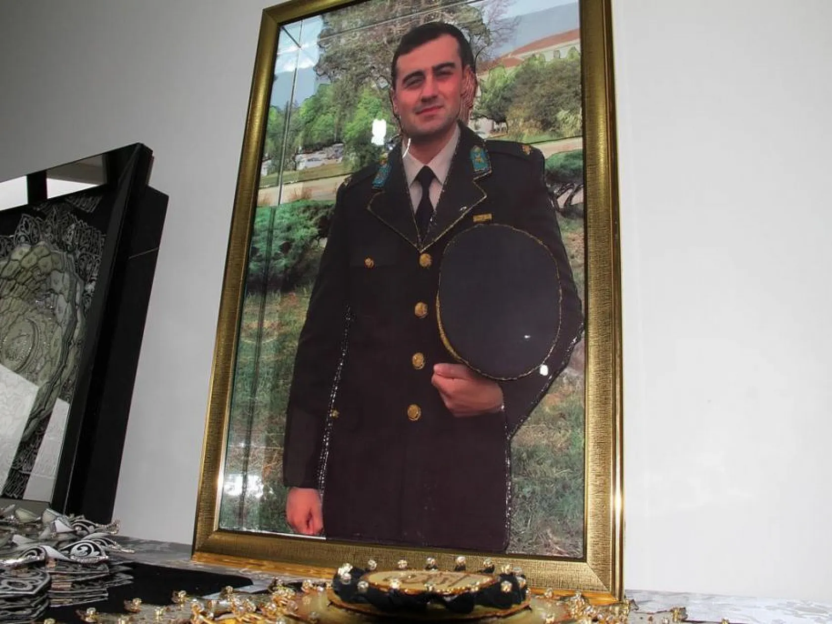 Şehit oğlunun fotoğrafını yapmak için rölyef sanatına başladı