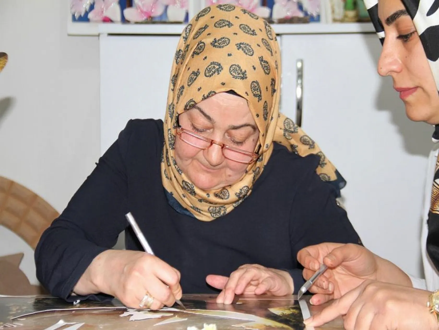 Şehit oğlunun fotoğrafını yapmak için rölyef sanatına başladı