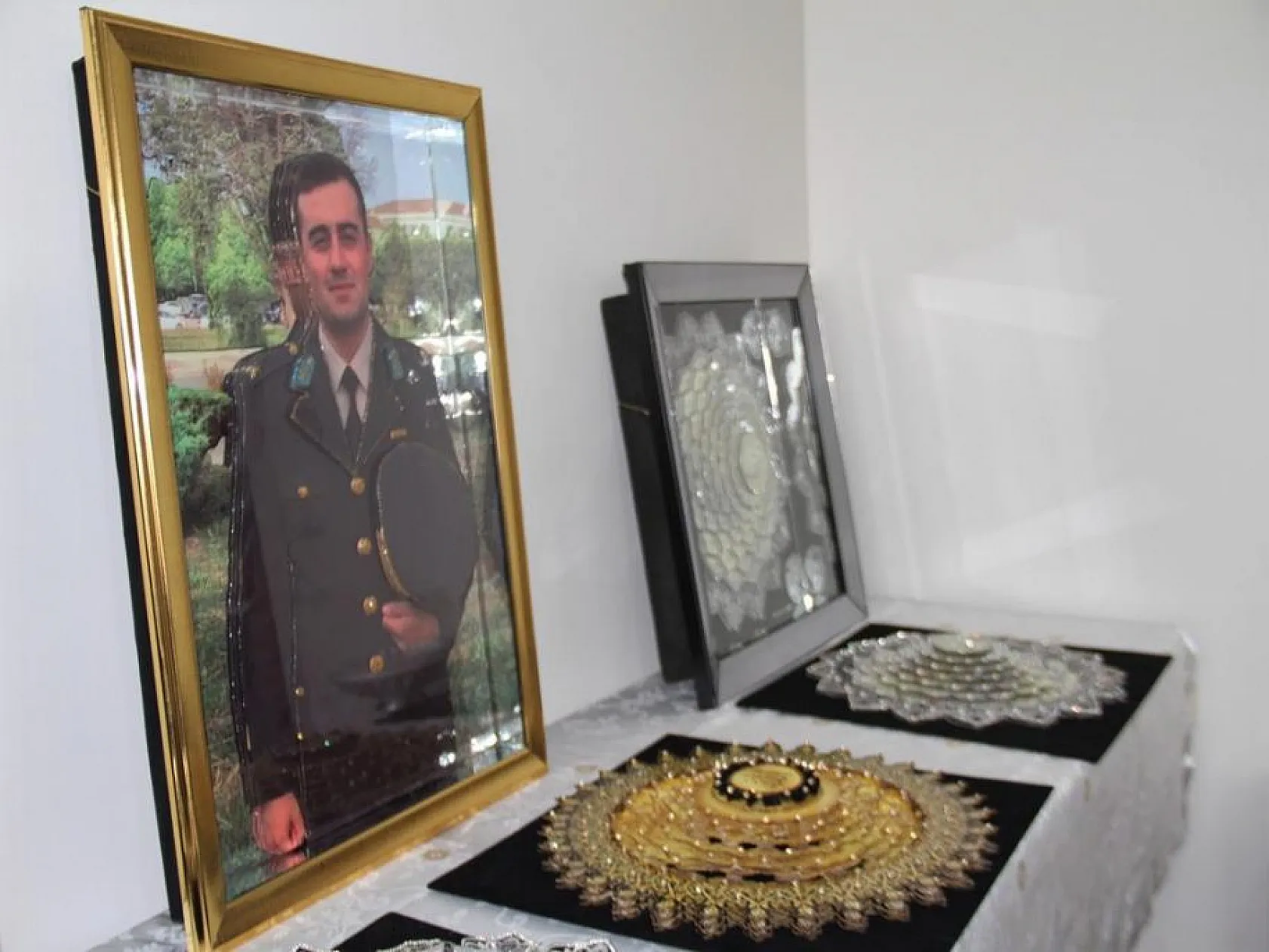Şehit oğlunun fotoğrafını yapmak için rölyef sanatına başladı