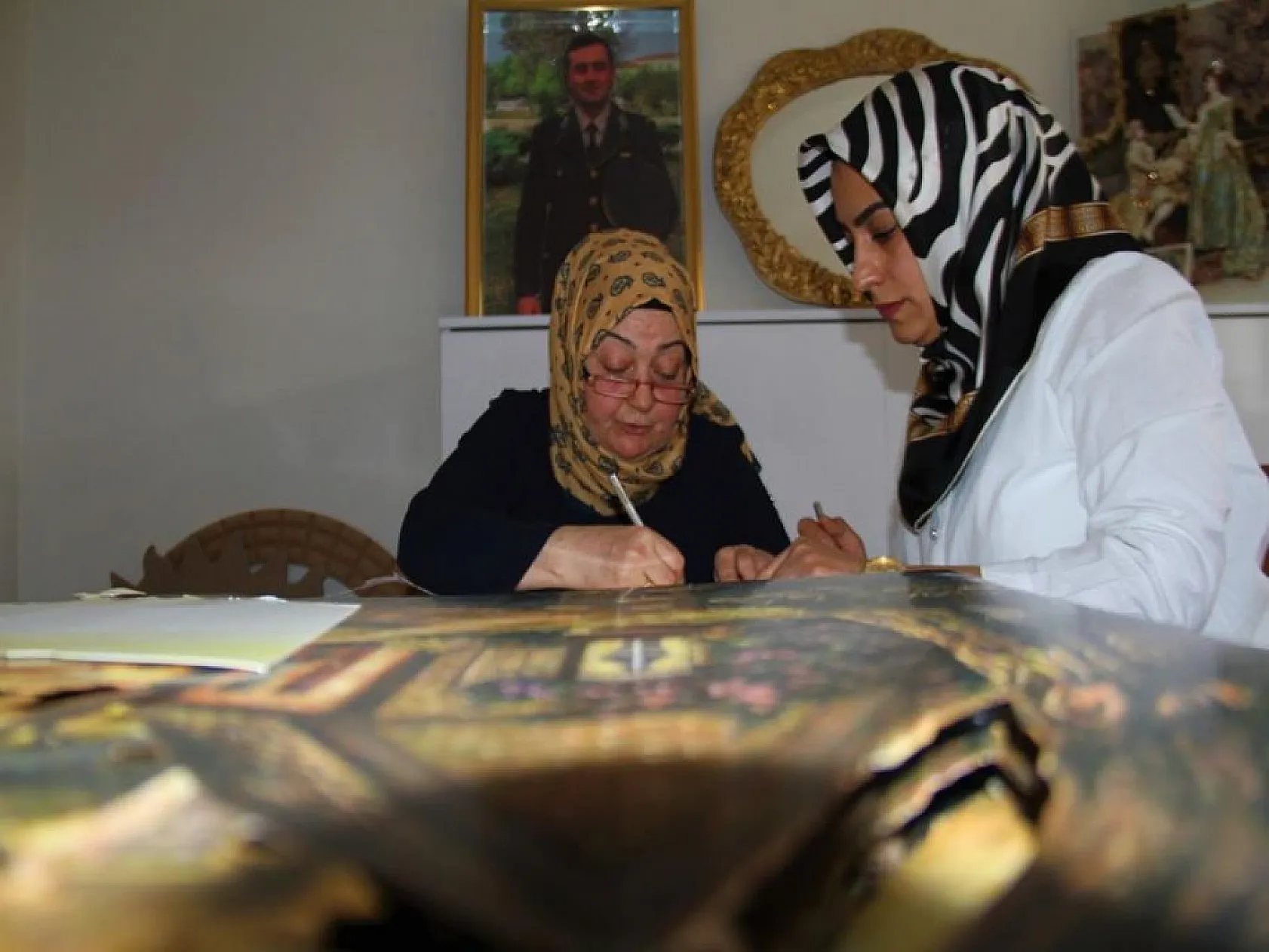 Şehit oğlunun fotoğrafını yapmak için rölyef sanatına başladı