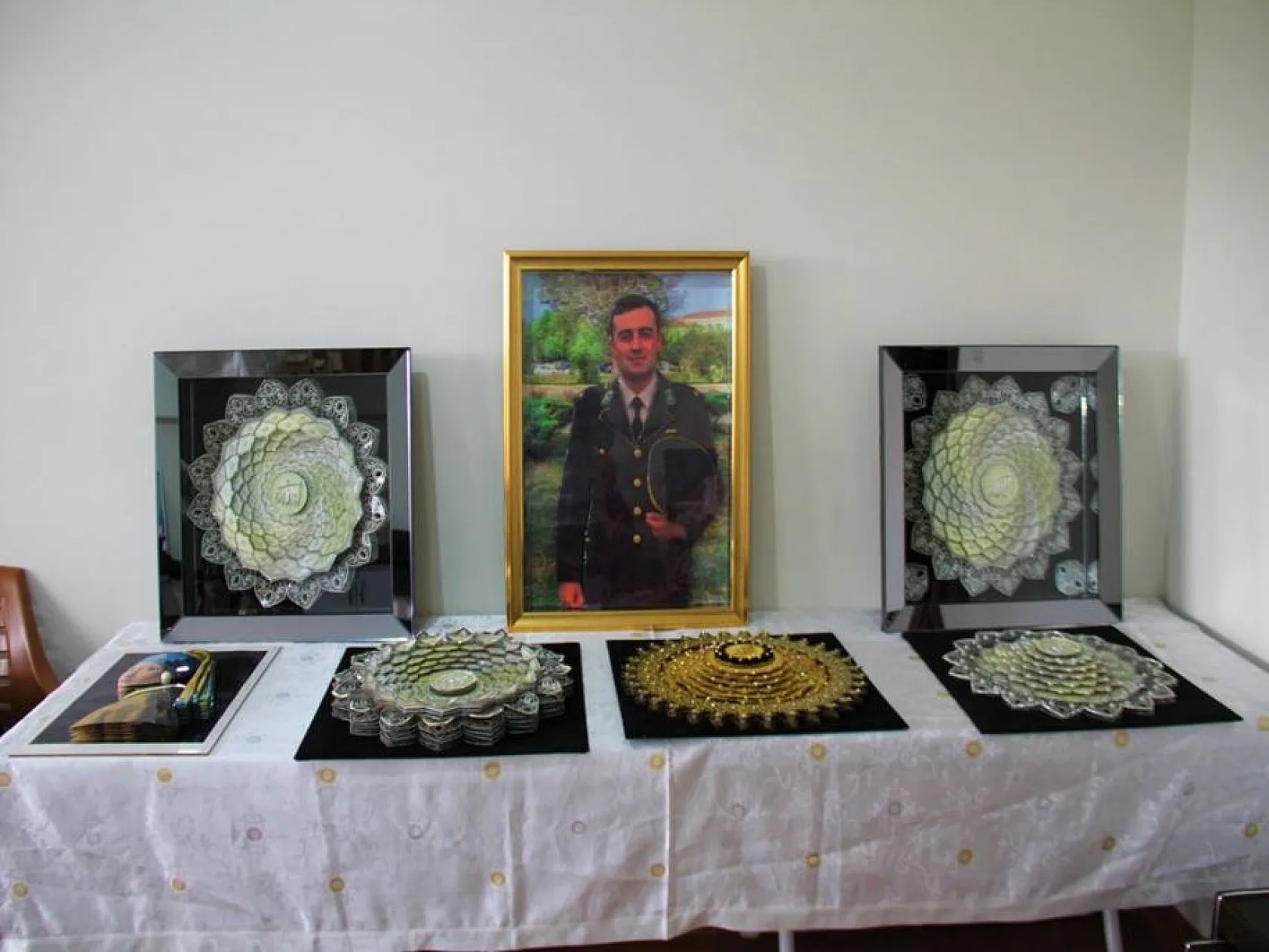 Şehit oğlunun fotoğrafını yapmak için rölyef sanatına başladı