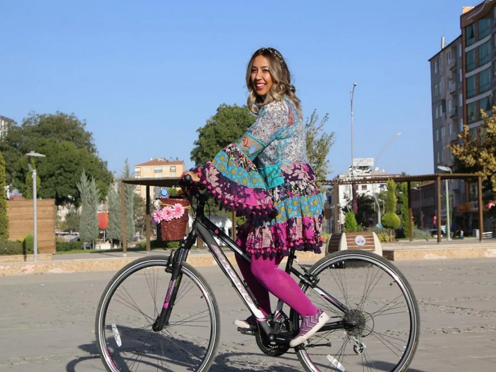 'Süslü Kadınlar' Otomobilsiz Kentler Günü için pedal çevirdi