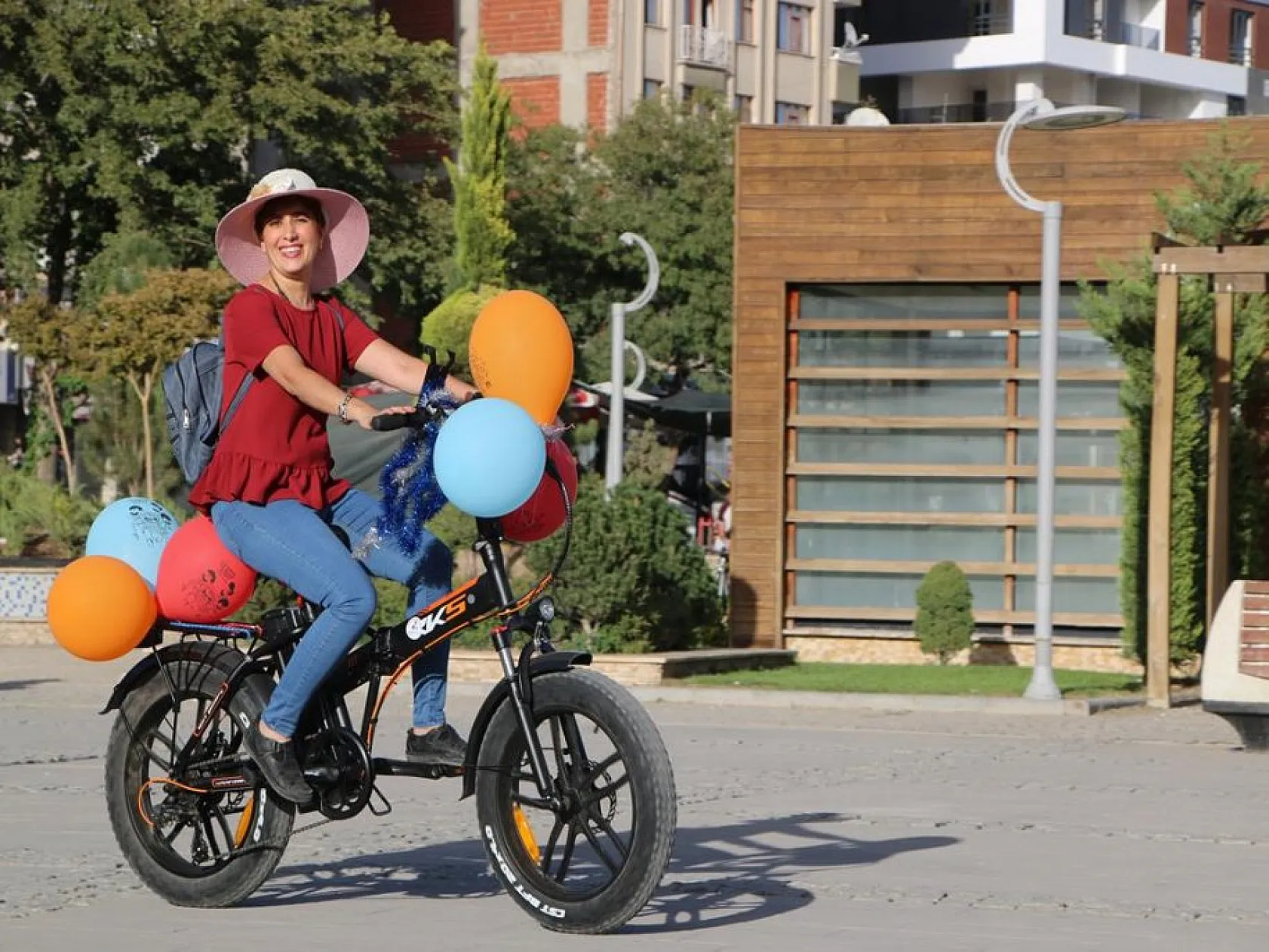 'Süslü Kadınlar' Otomobilsiz Kentler Günü için pedal çevirdi