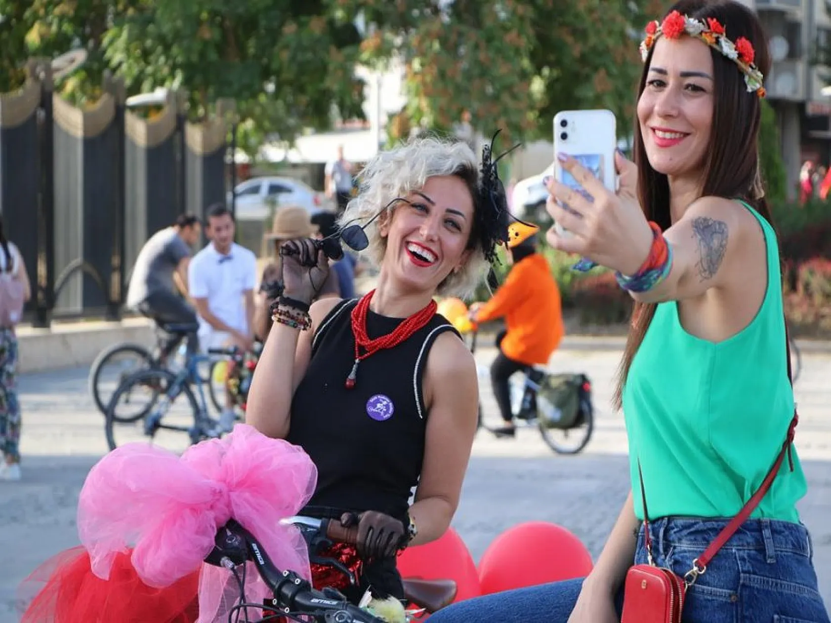 'Süslü Kadınlar' Otomobilsiz Kentler Günü için pedal çevirdi