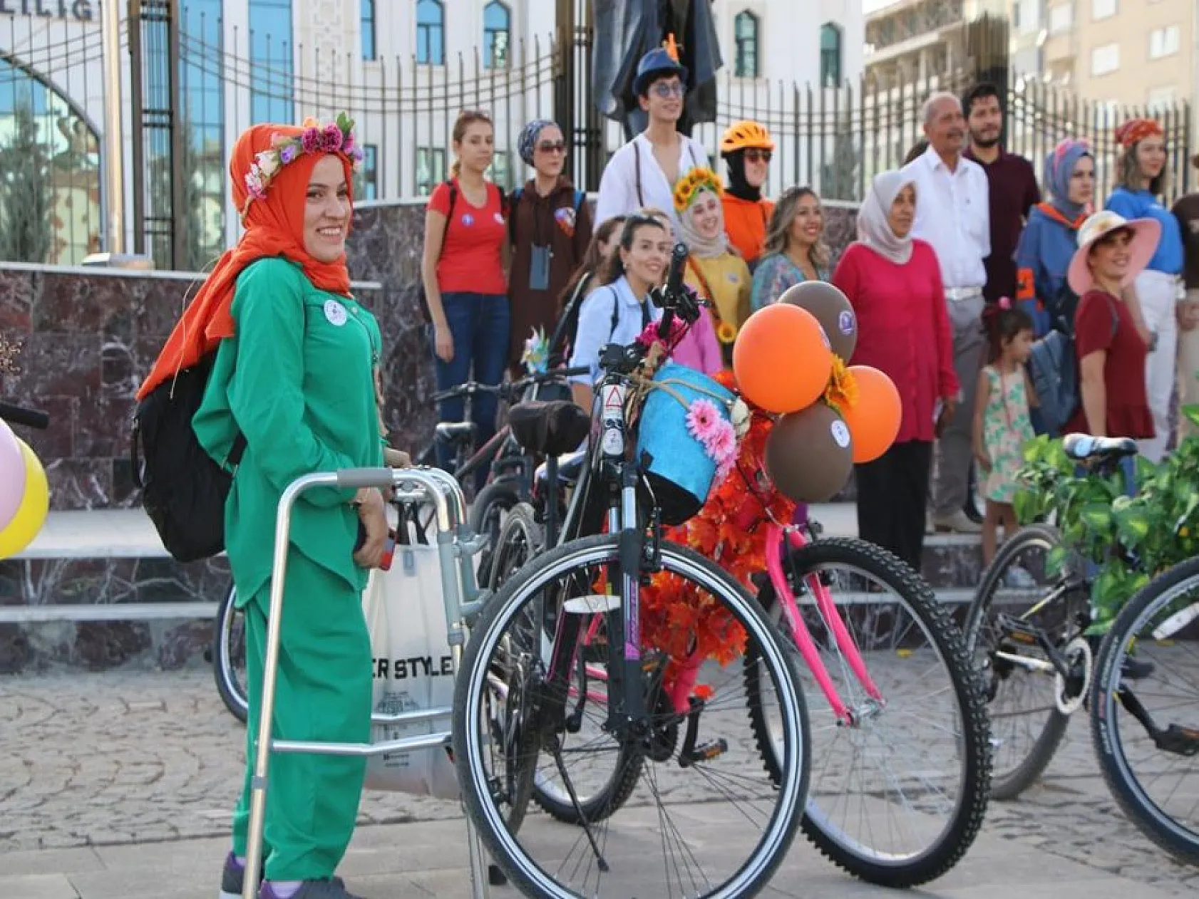 'Süslü Kadınlar' Otomobilsiz Kentler Günü için pedal çevirdi