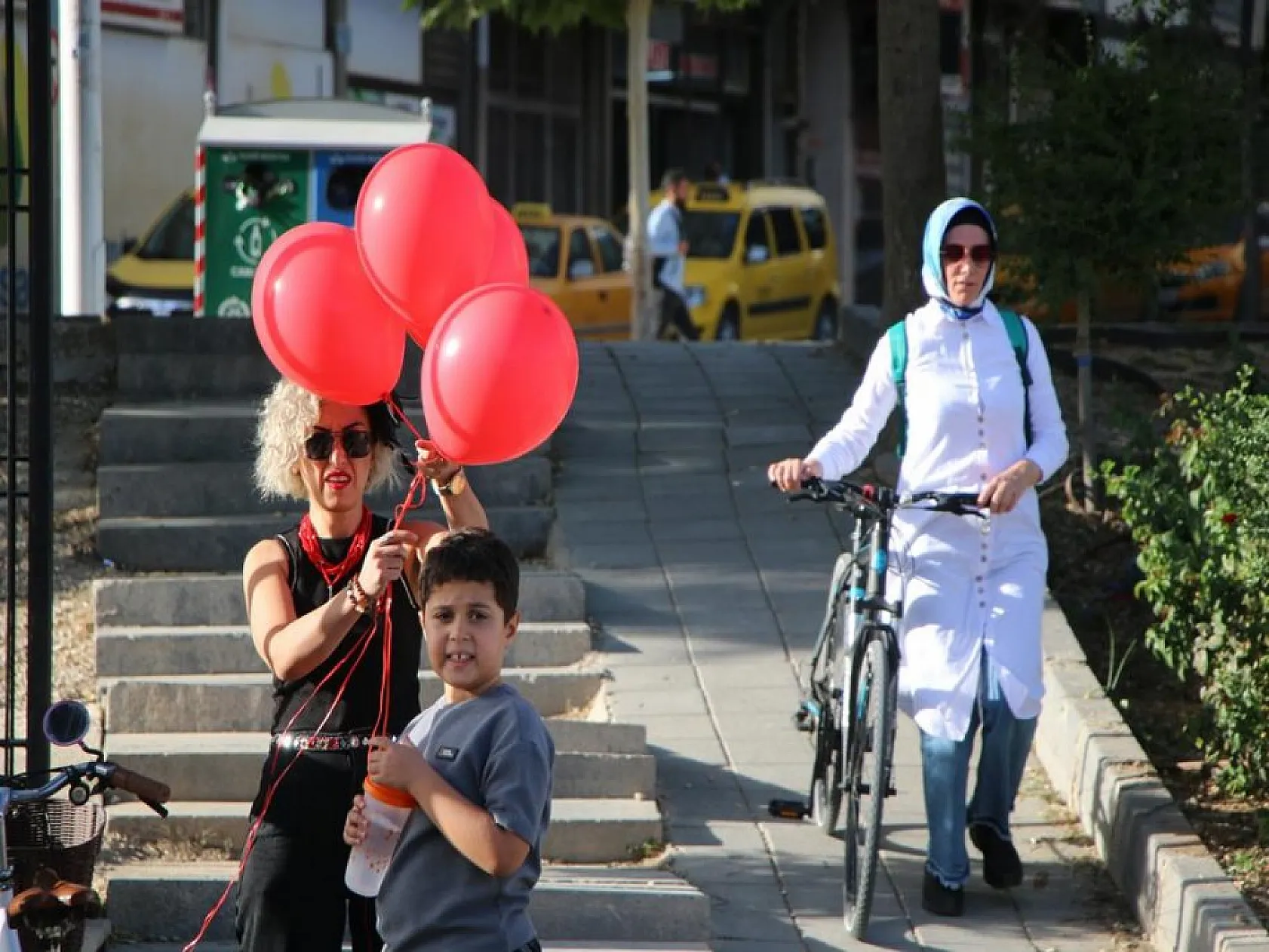 'Süslü Kadınlar' Otomobilsiz Kentler Günü için pedal çevirdi