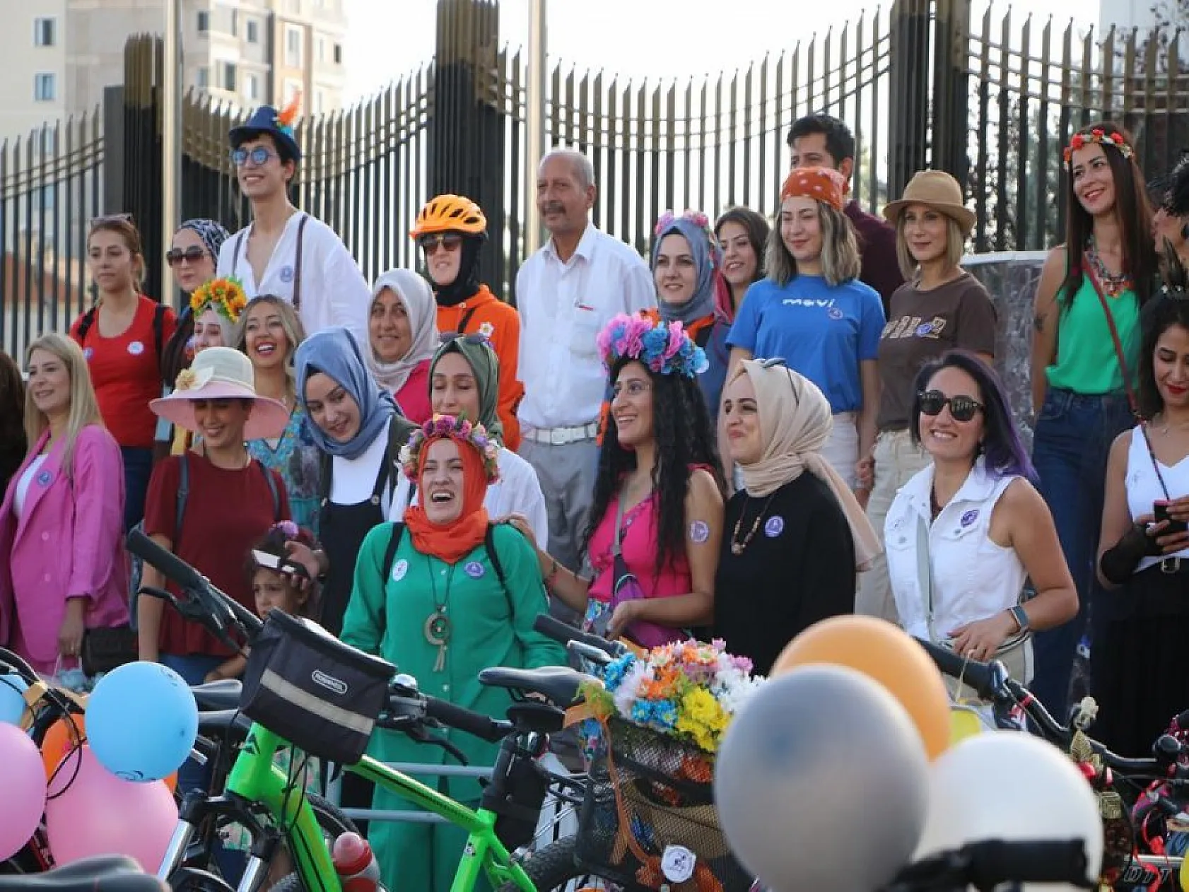 'Süslü Kadınlar' Otomobilsiz Kentler Günü için pedal çevirdi