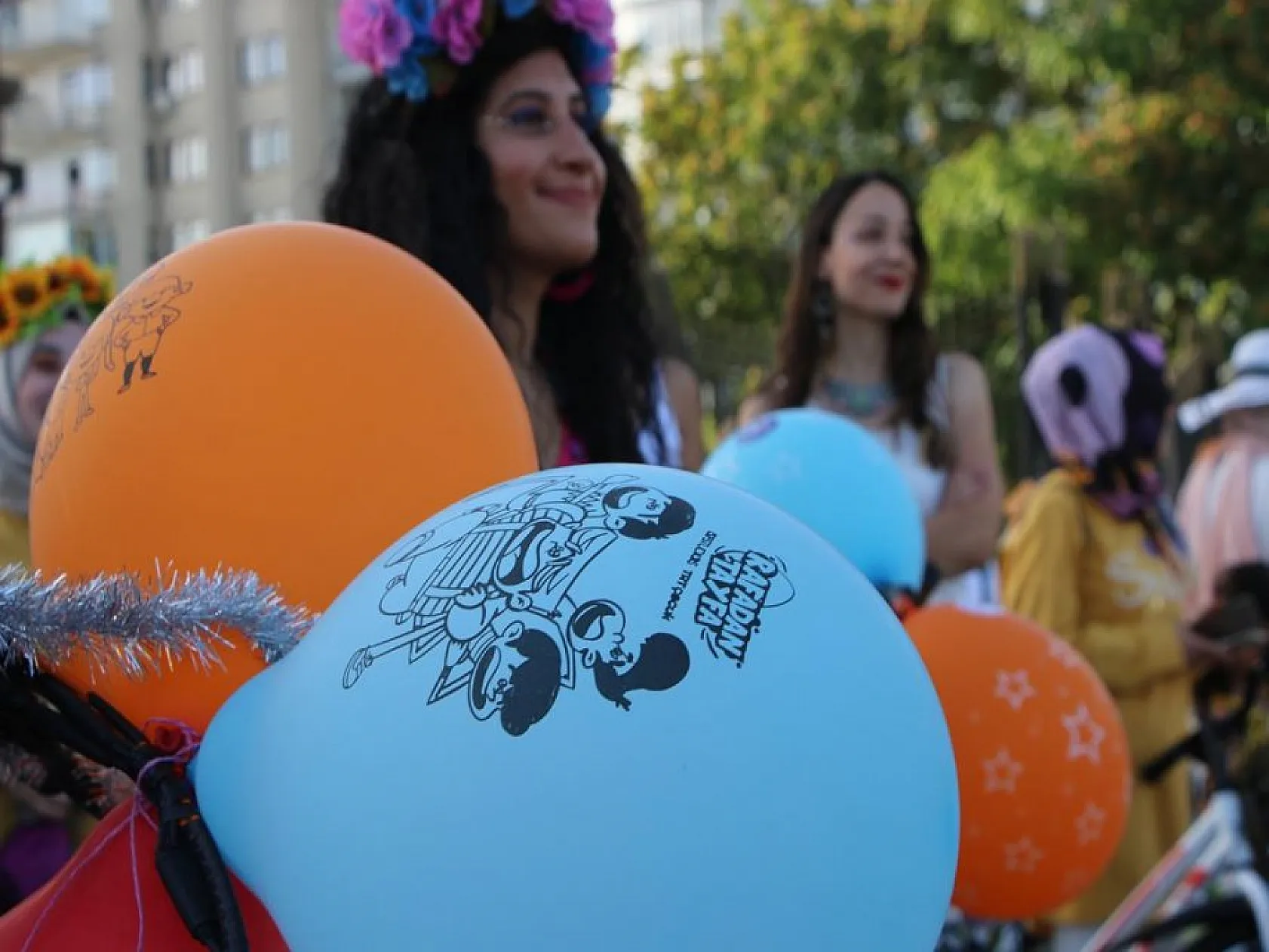 'Süslü Kadınlar' Otomobilsiz Kentler Günü için pedal çevirdi