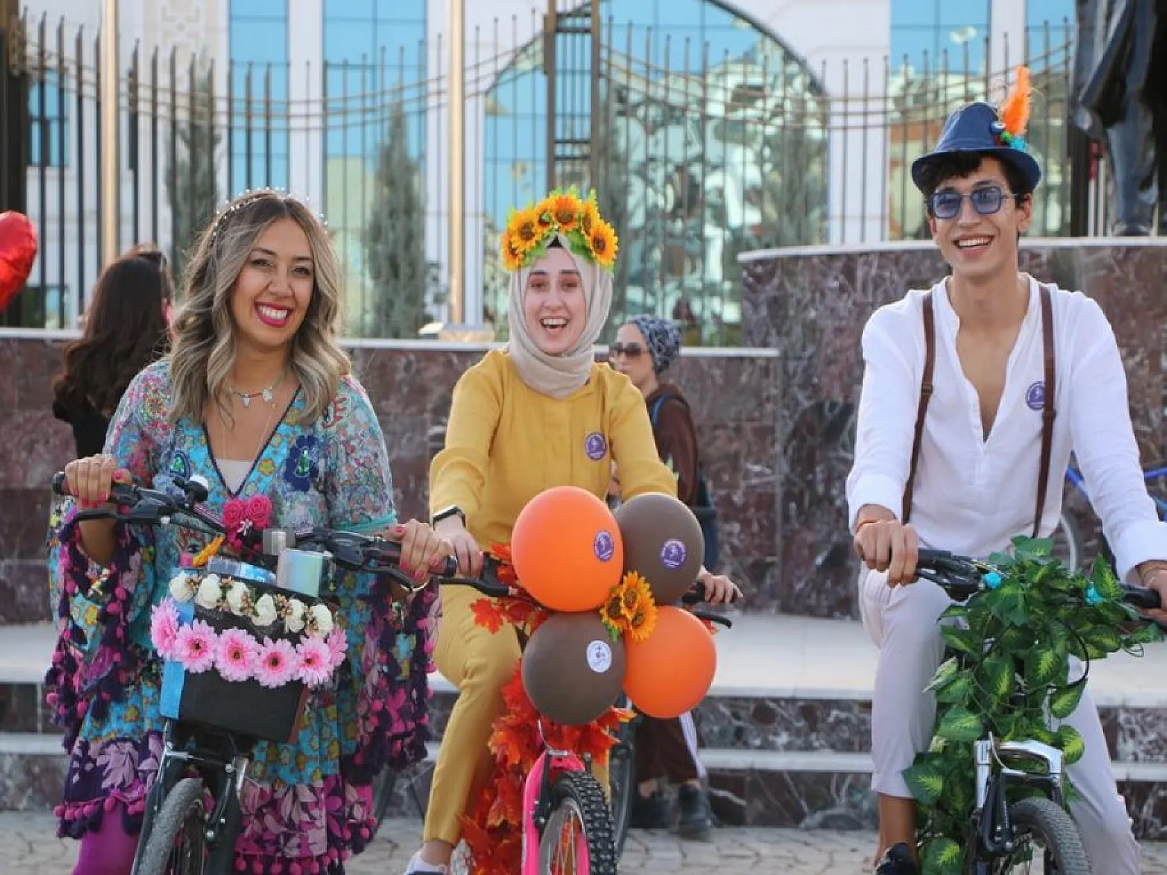 'Süslü Kadınlar' Otomobilsiz Kentler Günü için pedal çevirdi