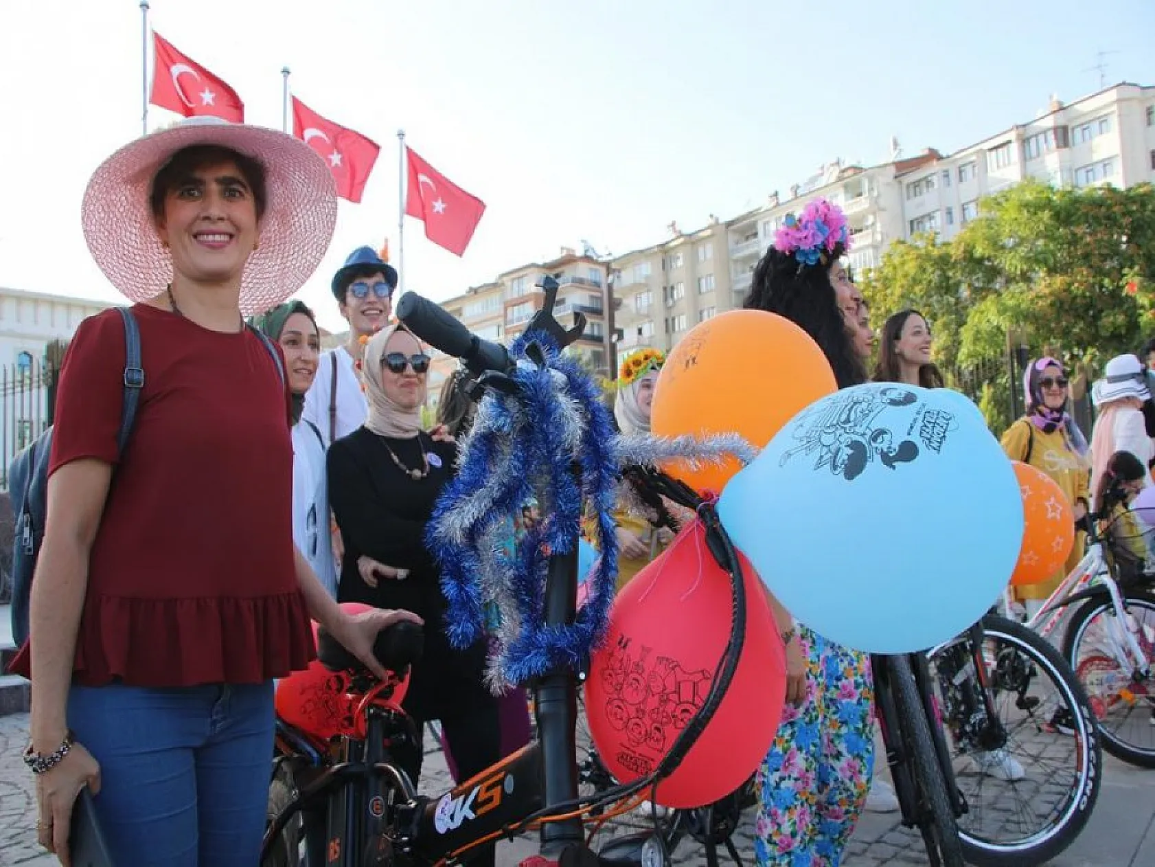 'Süslü Kadınlar' Otomobilsiz Kentler Günü için pedal çevirdi