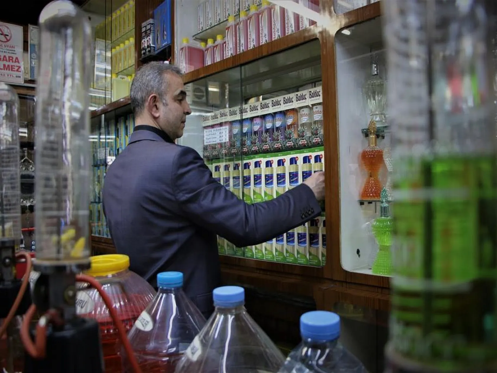 Tarih kokan kolonya dükkanında 41 yıldır Türkiye'ye koku üretiyor