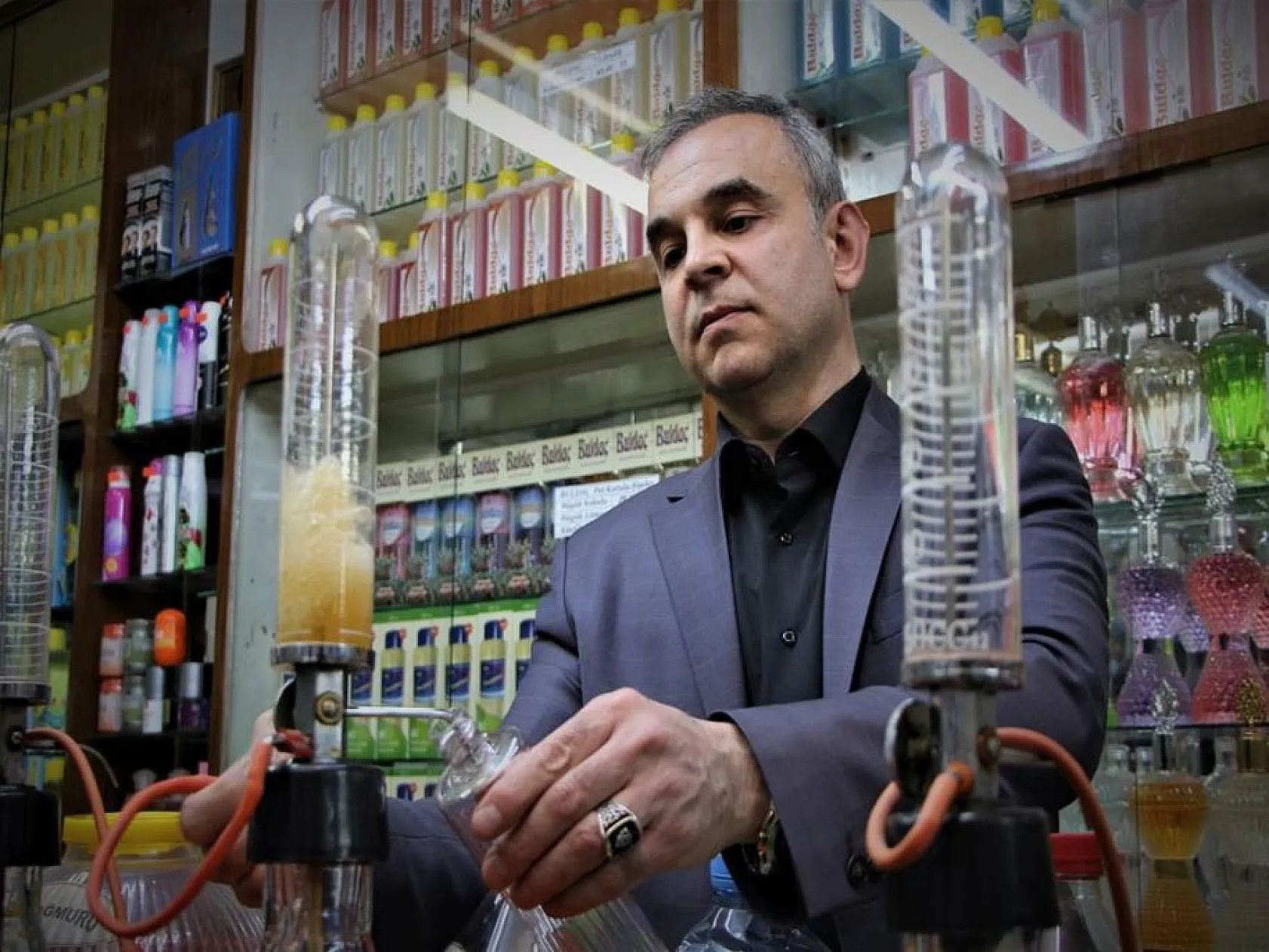Tarih kokan kolonya dükkanında 41 yıldır Türkiye'ye koku üretiyor