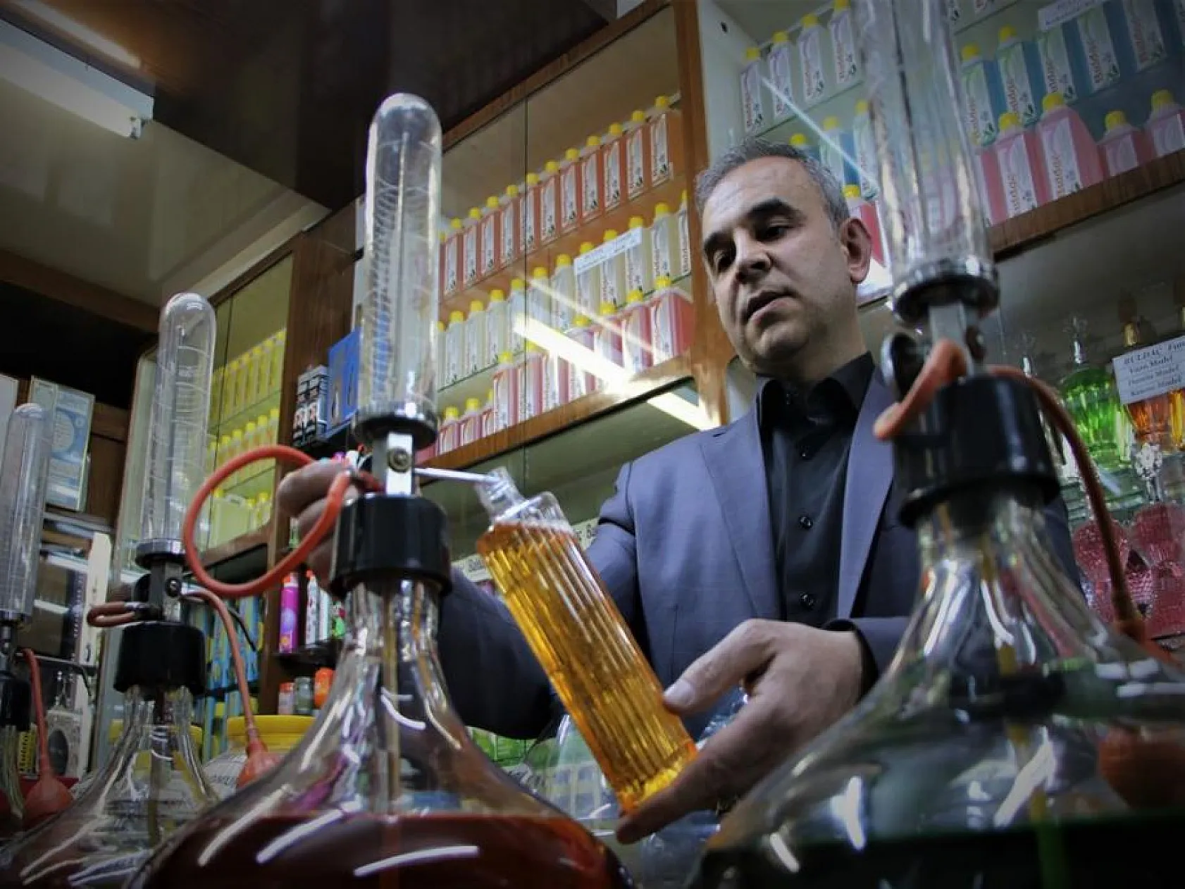 Tarih kokan kolonya dükkanında 41 yıldır Türkiye'ye koku üretiyor