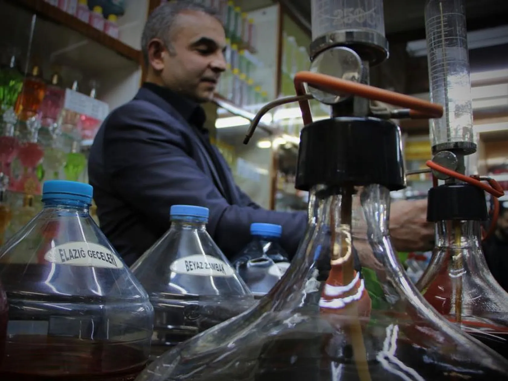 Tarih kokan kolonya dükkanında 41 yıldır Türkiye'ye koku üretiyor